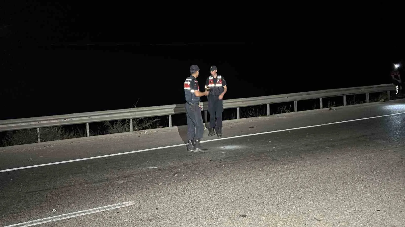 ÇANAKKALE’NİN EZİNE İLÇESİNDE İDDİAYA GÖRE KARŞIDAN KARŞIYA GEÇMEYE ÇALIŞAN 97 YAŞINDAKİ YUSUF ÇELİK BİR ARACIN ÇARPMASI SONUCU HAYATINI KAYBETTİ. ÇELİK’E ÇARPIP KAÇTIĞI İLERİ SÜRÜLEN ARACI BULMAK İÇİN İSE ÇALIŞMA BAŞLATILDI.