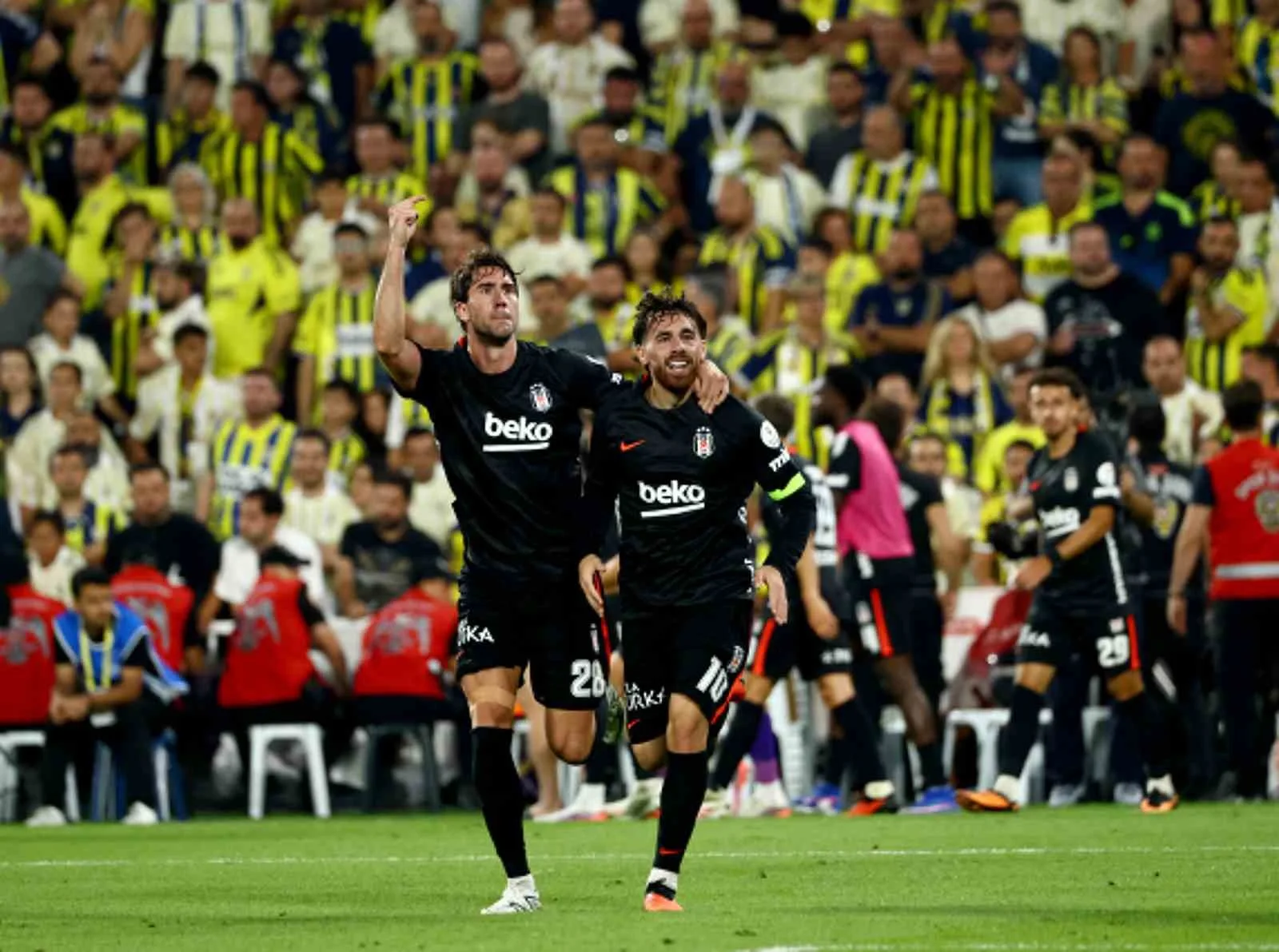 TRENDYOL SÜPER LİG'İN 4. HAFTASINDA BEŞİKTAŞ, DEPLASMANDA KARŞILAŞTIĞI FENERBAHÇE'Yİ 2-1 MAĞLUP ETTİ.