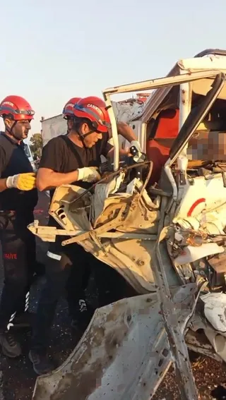 ADANA’DA KAMYONETİN TIRA ARKADAN ÇARPTIĞI KAZADA YABANCI UYRUKLU 2 KİŞİ HAYATINI KAYBETTİ.