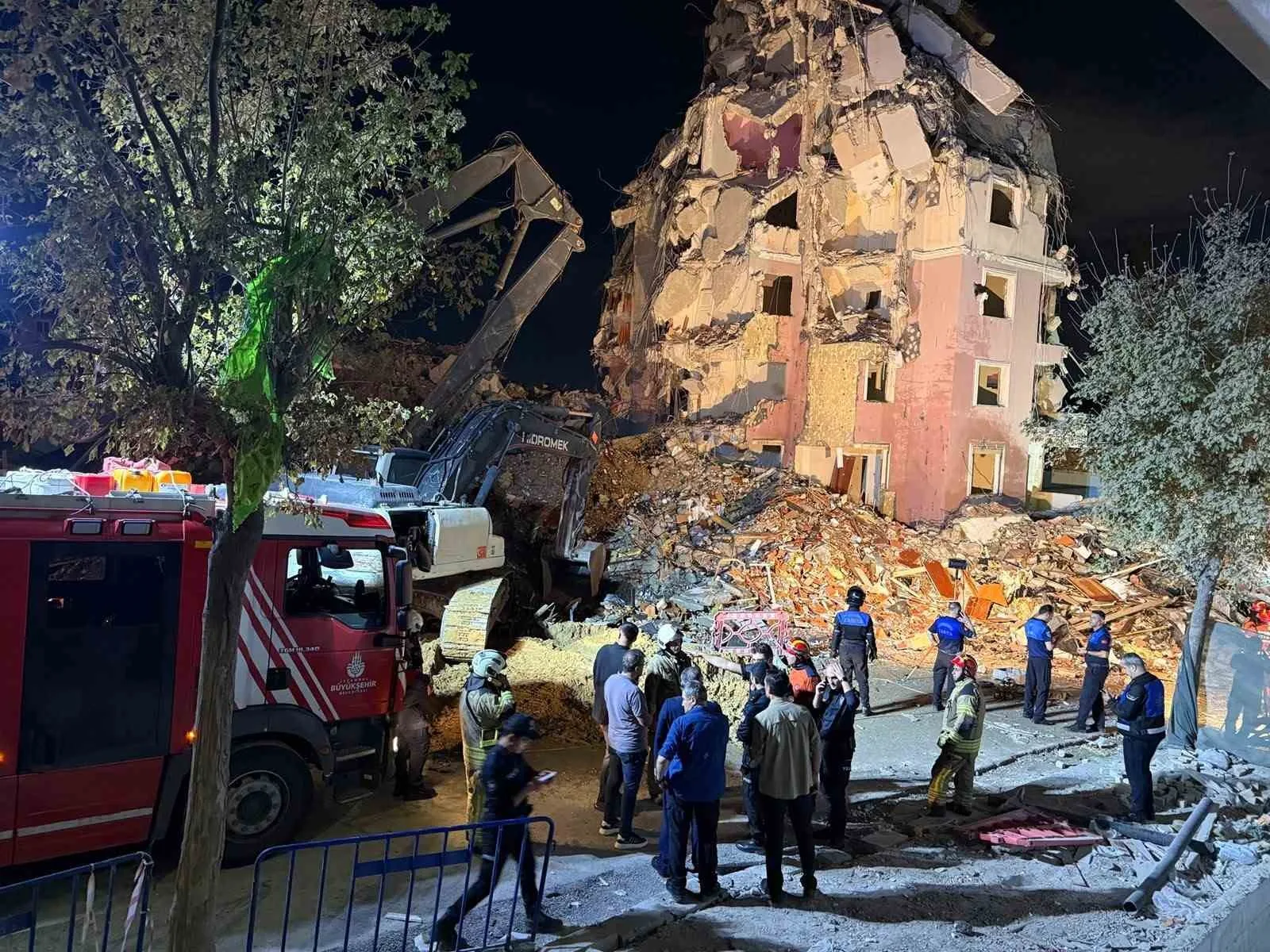 KÜÇÜKÇEKMECE’DE, KENTSEL DÖNÜŞÜM AŞAMASINDAKİ BİNA KENDİLİĞİNDEN ÇÖKTÜ. ÇÖKME SIRASINDA YOLDAN GEÇEN 2 KİŞİ YARALANIRKEN, ALTINDA KALAN OLDUĞU İHBARI ÜZERİNE AFAD VE İTFAİYE EKİPLERİ, BÖLGEDE ÇALIŞMA BAŞLATTI.