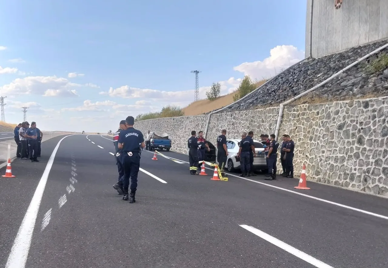 TEKİRDAĞ'IN HAYRABOLU İLÇESİNDE SEYİR HALİNDEKİ OTOMOBİLE SİLAHLA ATEŞ AÇILMASI SONUCU ARAÇ SÜRÜCÜSÜ 45 YAŞINDAKİ H.M. HAYATINI KAYBETTİ.