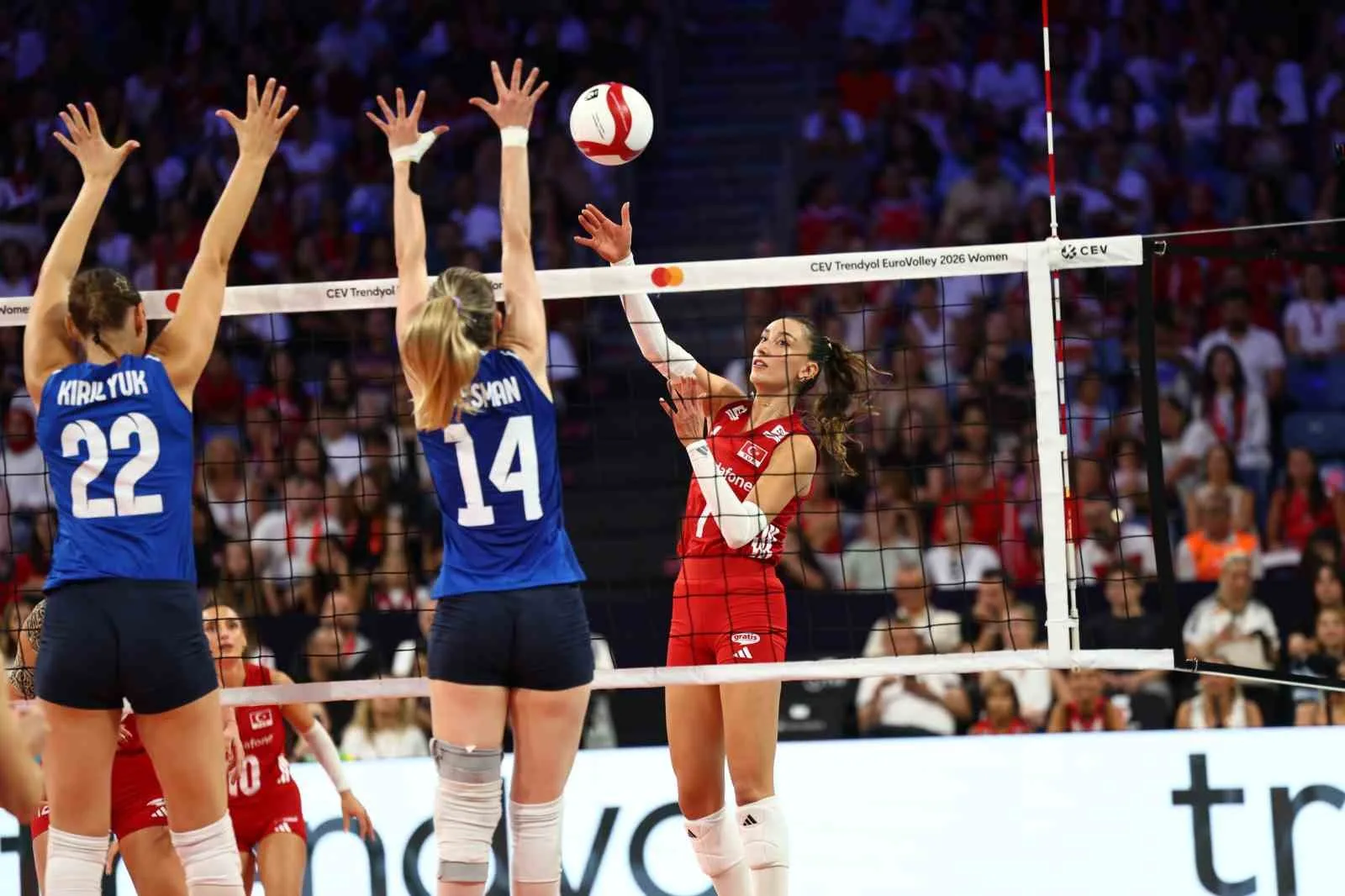 A MİLLİ KADIN VOLEYBOL TAKIMI, 2026 CEV TRENDYOL AVRUPA VOLEYBOL ŞAMPİYONASI SON 16 TURUNDA AZERBAYCAN'I 3-0 MAĞLUP EDEREK ÇEYREK FİNALE YÜKSELDİ.