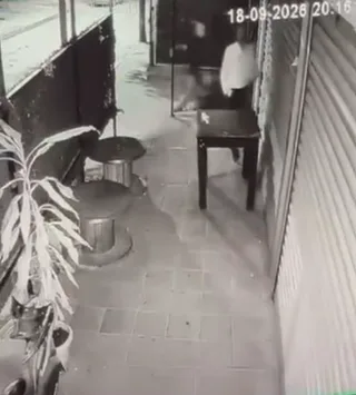 KÜÇÜKÇEKMECE'DE KENTSEL DÖNÜŞÜM KAPSAMINDA YIKIMI SÜREN BİNANIN KENDİLİĞİNDEN ÇÖKTÜĞÜ VE 2 KİŞİNİN SON ANDA KURTULDUĞU ANLAR GÜVENLİK KAMERASINA YANSIDI.