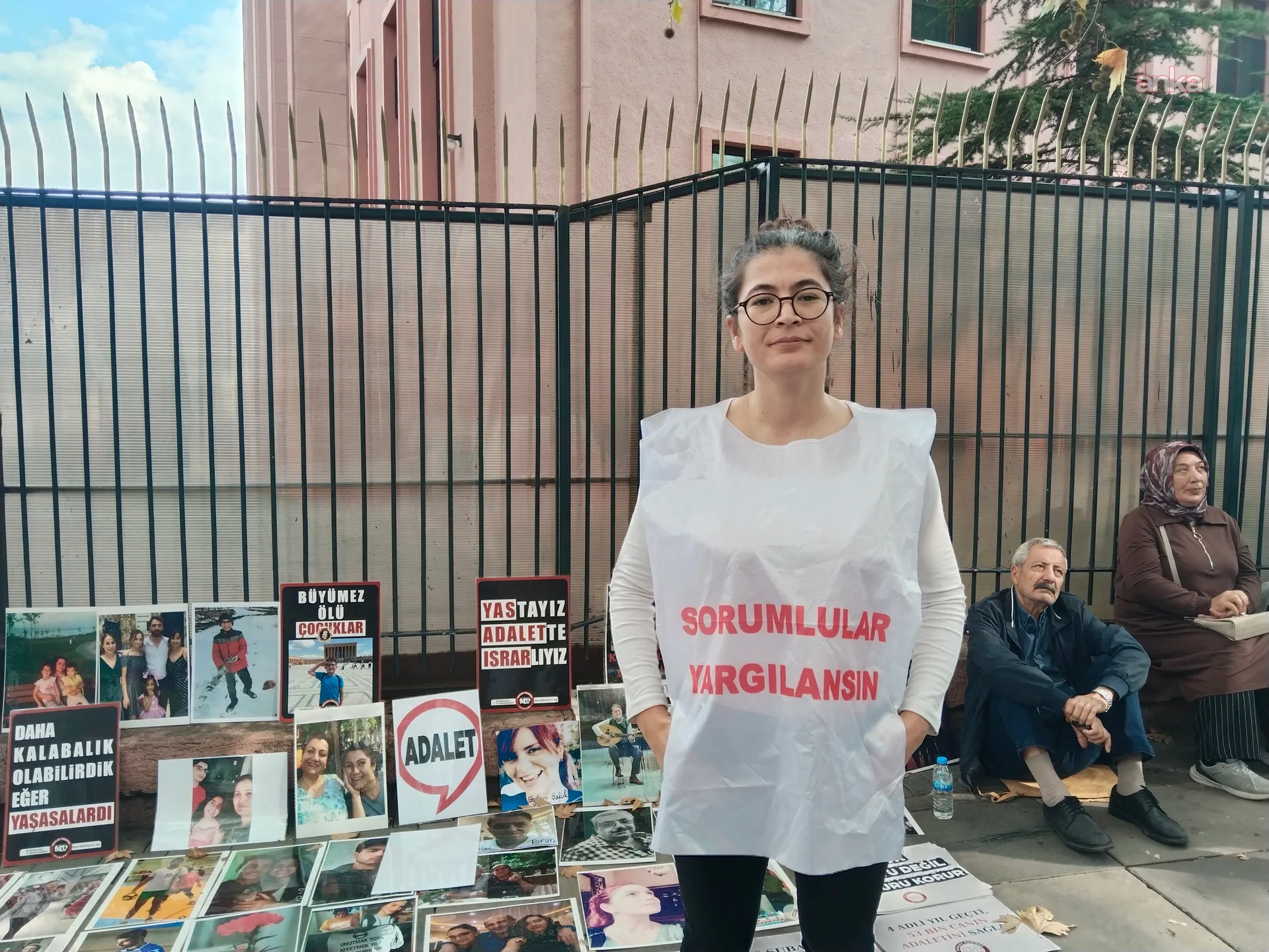 Depremzedelerin Adalet Bakanlığı önündeki nöbeti 9. gününde... Evladını kaybeden anne: "Öpmeye doyamadığım evladımı toprağa verdim, lütfen bizim sesim — fotoğraf 2