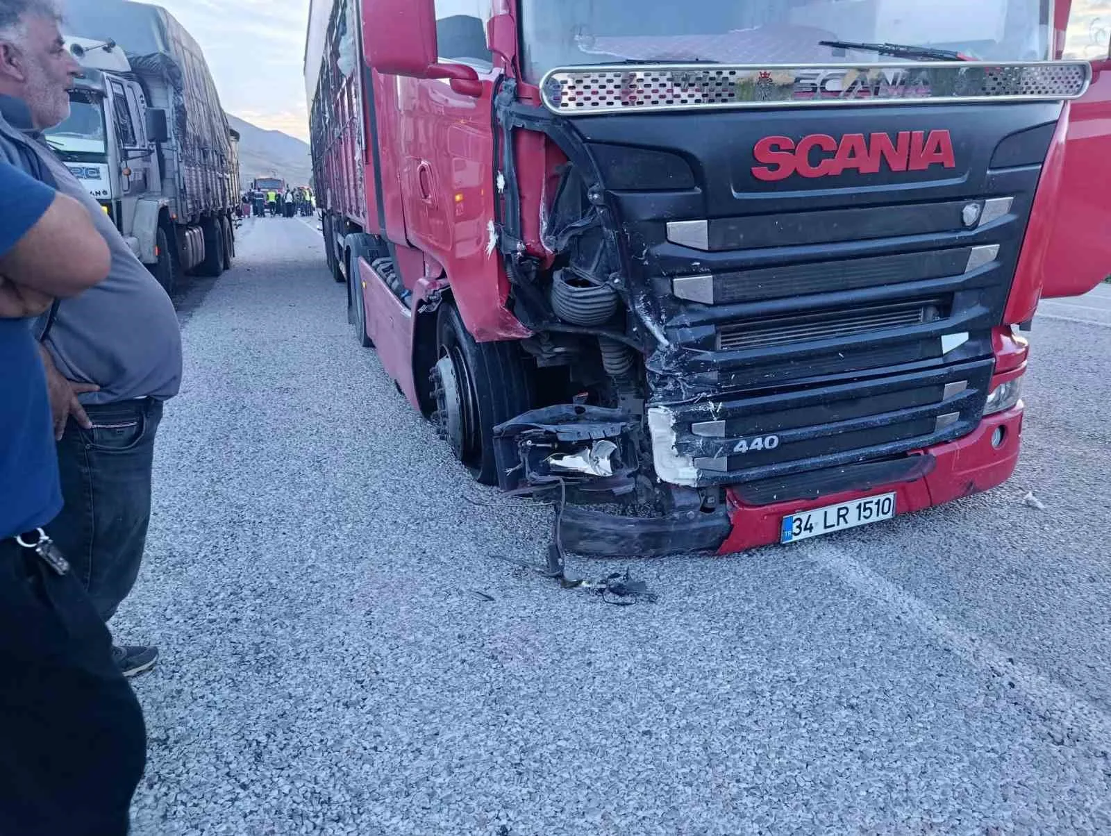 MALATYA’DA TIR İLE OTOMOBİL ÇARPIŞTI: 5 YARALI