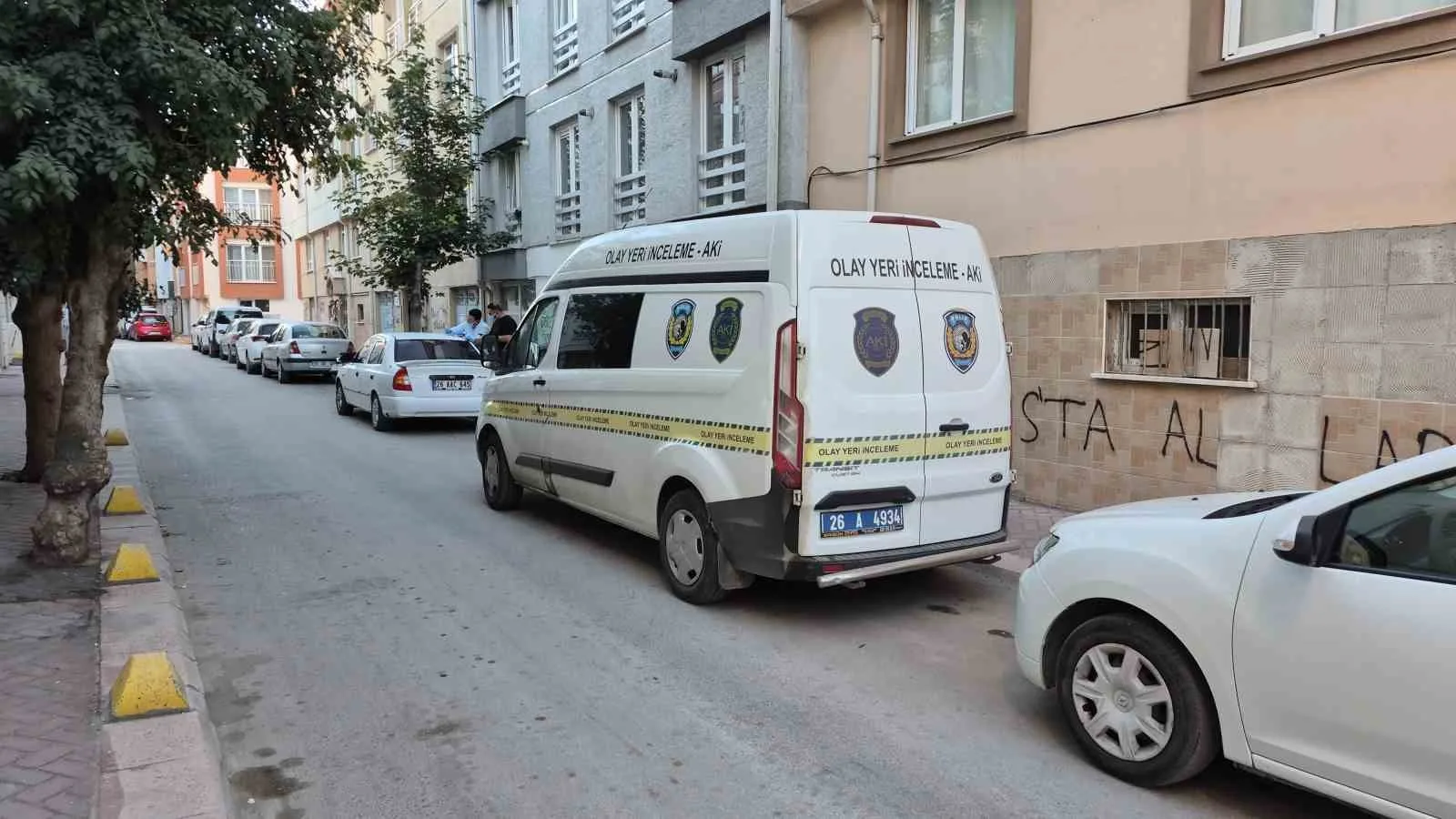 ESKİŞEHİR'DE APARTMAN DEPOSUNDA CANSIZ BEDENİ BULUNAN 47 YAŞINDAKİ ADAMIN ŞÜPHELİ ÖLÜMÜYLE İLGİLİ SORUŞTURMA BAŞLATILDI.