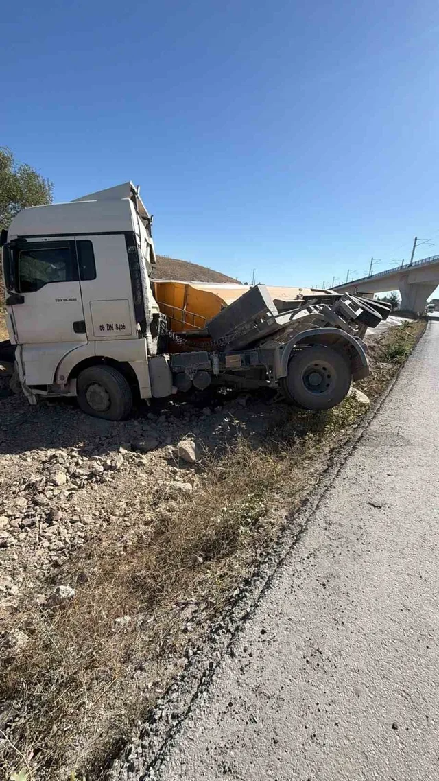 ANKARA’DA AŞIRI YÜKTEN DOLAYI KONTROLDEN ÇIKTIĞI İLERİ SÜRÜLEN HAFRİYAT KAMYONU YOL KENARINA DEVRİLDİ.