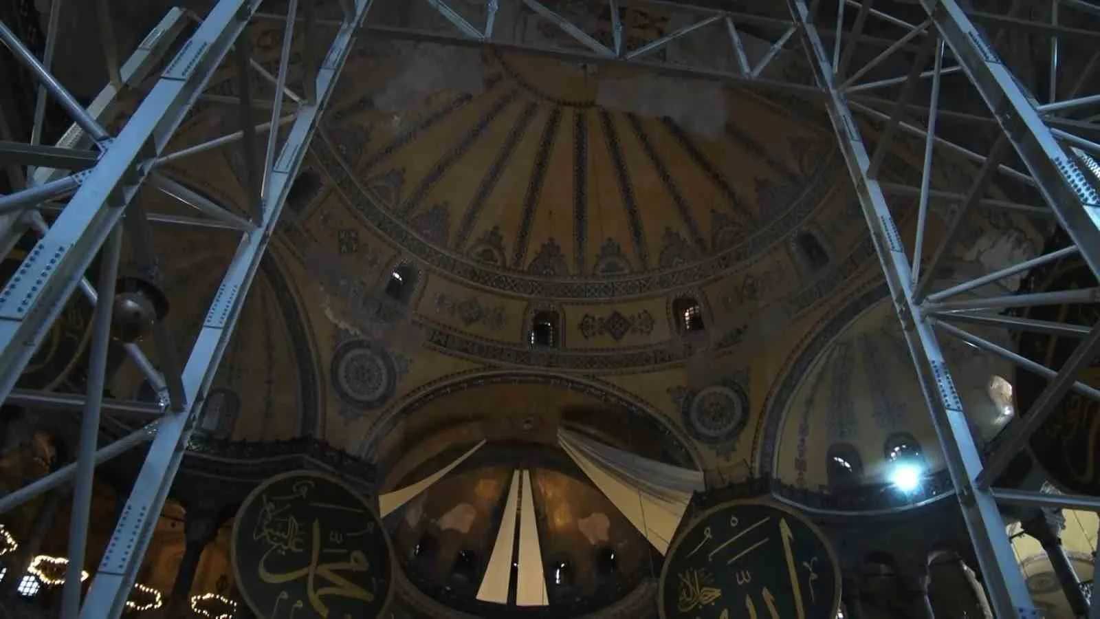 DÜNYA KÜLTÜR MİRASININ EN NADİDE ESERLERİNDEN AYASOFYA-İ KEBİR CAMİ-İ ŞERİFİ’NİN KORUNMASI VE GELECEK NESİLLERE GÜVENLE AKTARILMASI AMACIYLA YÜRÜTÜLEN RESTORASYON, KONSERVASYON VE GÜÇLENDİRME ÇALIŞMALARI TİTİZLİKLE SÜRDÜRÜLÜYOR.