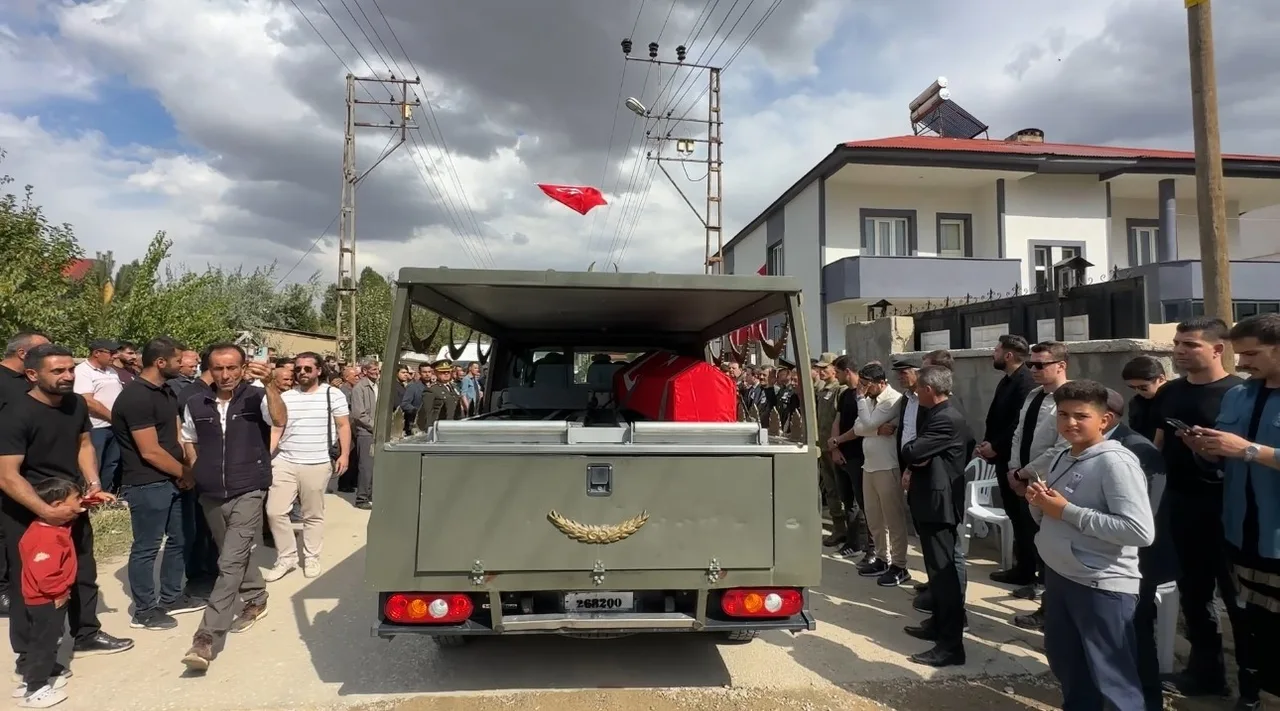 IĞDIR’IN ARALIK İLÇESİNDE DEVRİYE GÖREVİ YÜRÜTÜRKEN ASKERİ ARACIN DEVRİLMESİ SONUCU ŞEHİT DÜŞEN SÖZLEŞMELİ ER ZİYA KOPARAN, MEMLEKETİ HAKKARİ’NİN YÜKSEKOVA İLÇESİNDE GÖZYAŞLARI VE DUALARLA SON YOLCULUĞUNA UĞURLANDI.