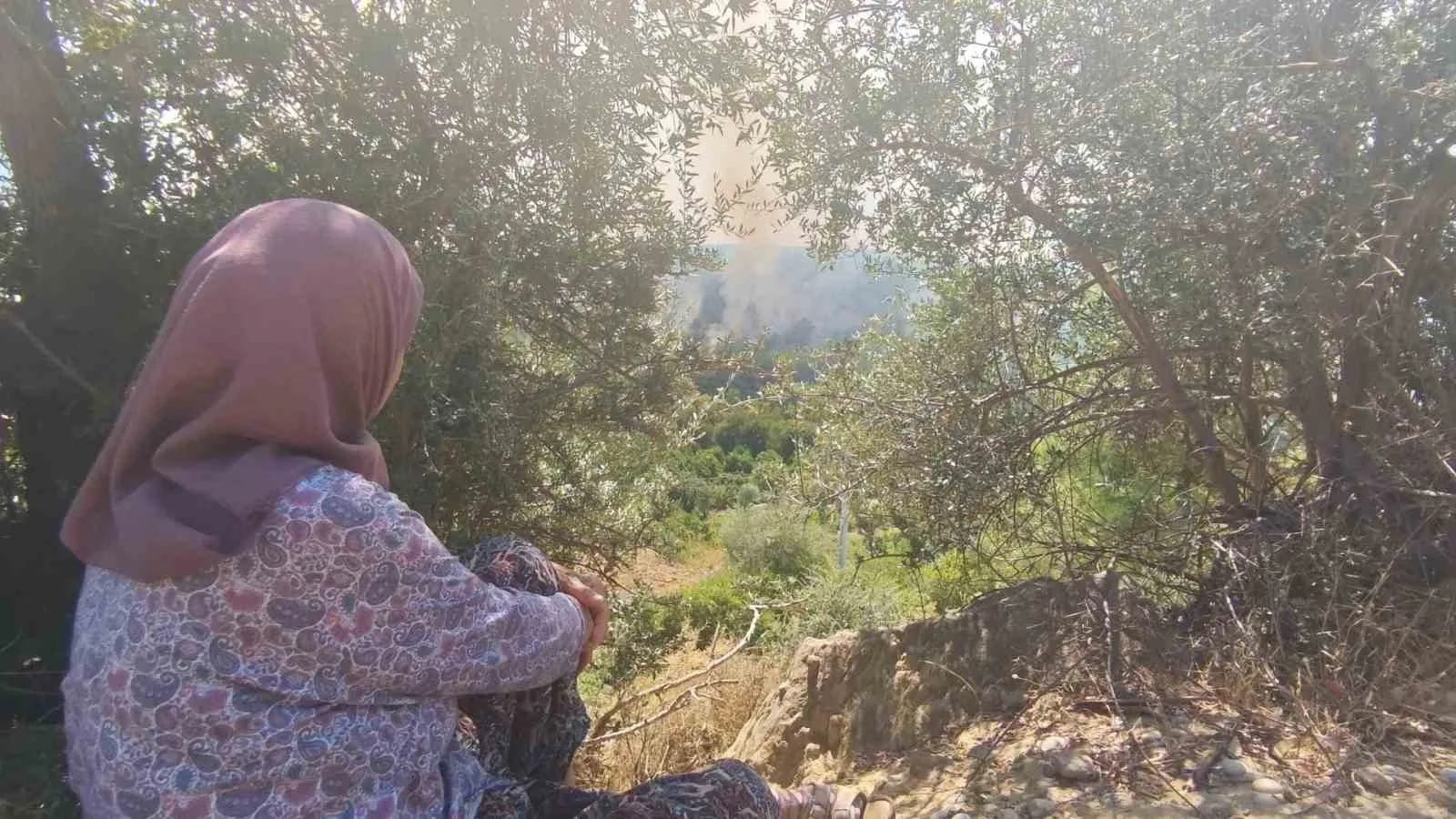 ANTALYA’NIN AKSU İLÇESİNDE BAŞLAYAN YANGINDA 21 SAAT GERİDE KALIRKEN VATANDAŞLARIN TEDİRGİN BEKLEYİŞİ SÜRÜYOR.