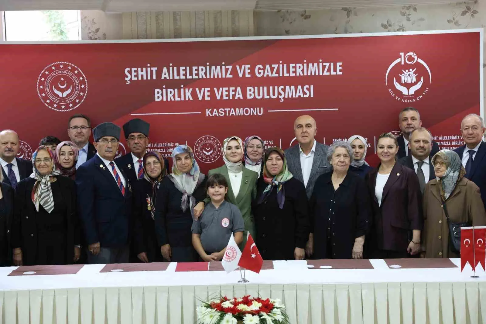 BAKAN GÖKTAŞ, KASTAMONU'DA DÜZENLENEN "ŞEHİT AİLELERİMİZ VE GAZİLERİMİZLE BİRLİK VE VEFA BULUŞMASI" PROGRAMINDA ŞEHİT AİLELERİ VE GAZİLERLE BİR ARAYA GELDİ.