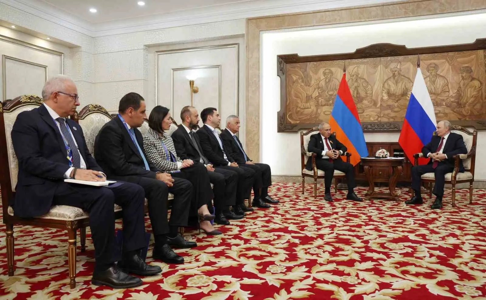 ERMENİSTAN BAŞBAKANI NİKOL PAŞİNYAN VE RUSYA DEVLET BAŞKANI VLADİMİR PUTİN, ŞANGHAY İŞBİRLİĞİ ÖRGÜTÜ (ŞİÖ) DEVLET BAŞKANLARI ZİRVESİ KAPSAMINDA BULUNDUKLARI KIRGIZİSTAN'IN BAŞKENTİ BİŞKEK'TE BİR ARAYA GELDİ.
