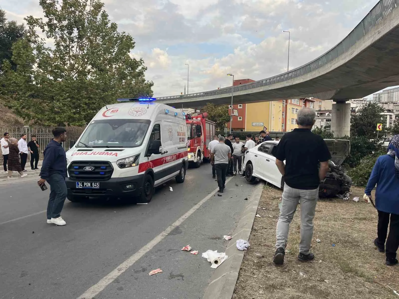 İSTANBUL KÜÇÜKÇEKMECE’DE YOLA ÇIKAN BİSİKLETLİYE ÇARPMAMAK İÇİN SÜRÜCÜNÜN DİREKSİYONU KIRMASI İLE BARİYERLERE ÇARPAN OTOMOBİL REFÜJE ÇIKTI. KAZADA ARAÇTA BULUNAN 4 KİŞİ YARALANDI.