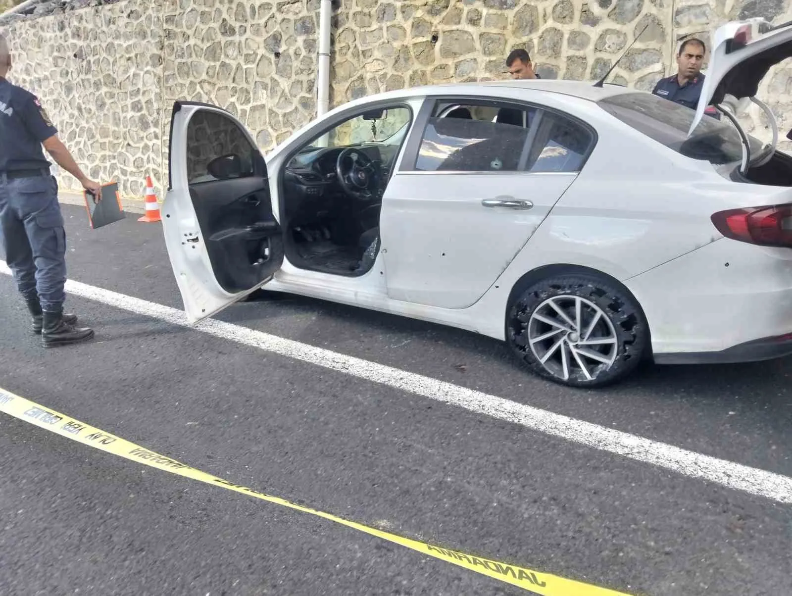 TEKİRDAĞ'IN HAYRABOLU İLÇESİNDE SEYİR HALİNDEKİ OTOMOBİLE SİLAHLA ATEŞ AÇILMASI SONUCU ARAÇ SÜRÜCÜSÜ 45 YAŞINDAKİ H.M. HAYATINI KAYBETTİ.