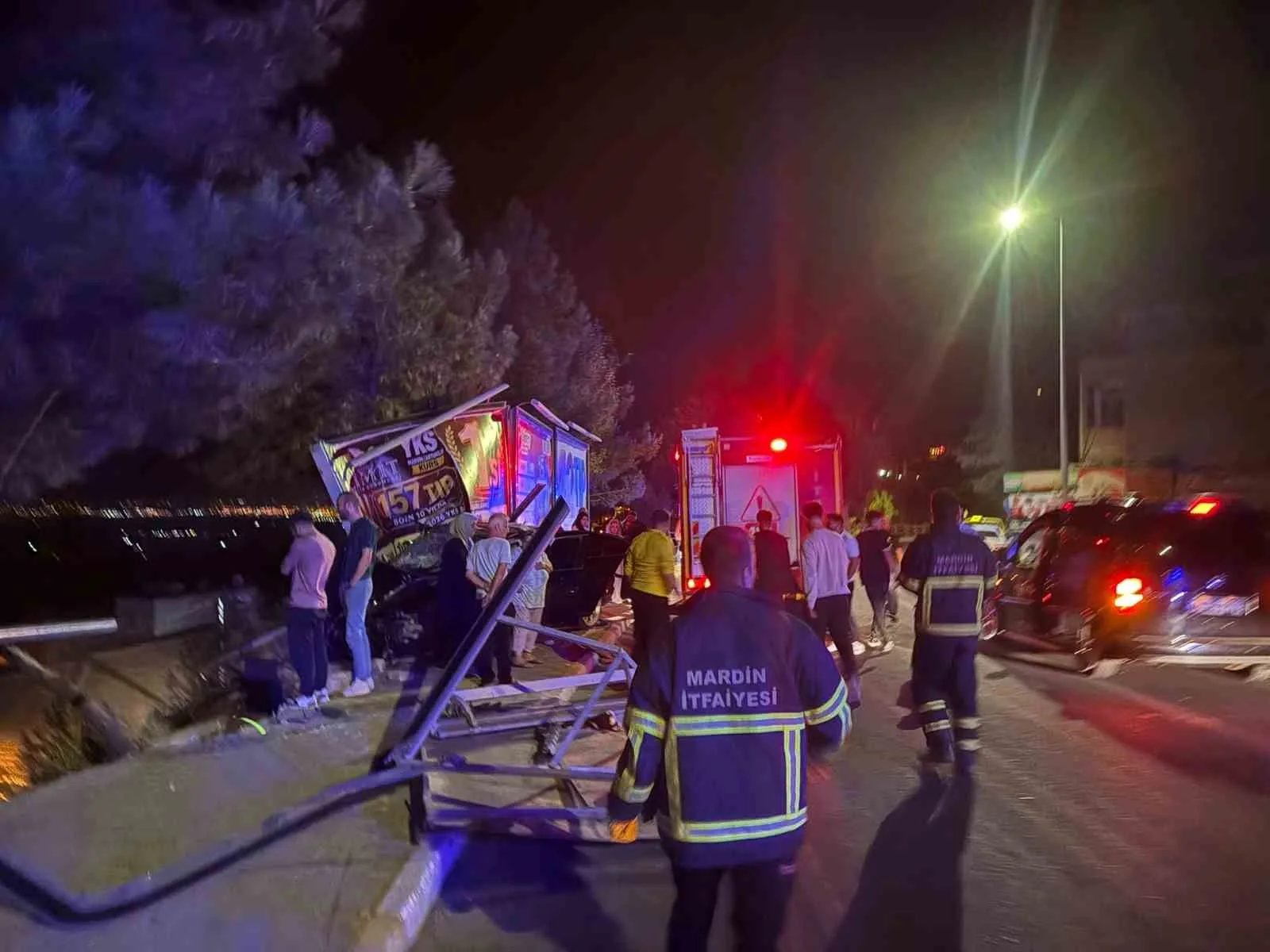 MARDİN'İN ARTUKLU İLÇESİDE SÜRÜCÜSÜNÜN DİREKSİYON HAKİMİYETİNİ KAYBEDEREK REKLAM PANOSUNA ÇARPAN OTOMOBİLDEKİ 3 KİŞİ YARALANDI