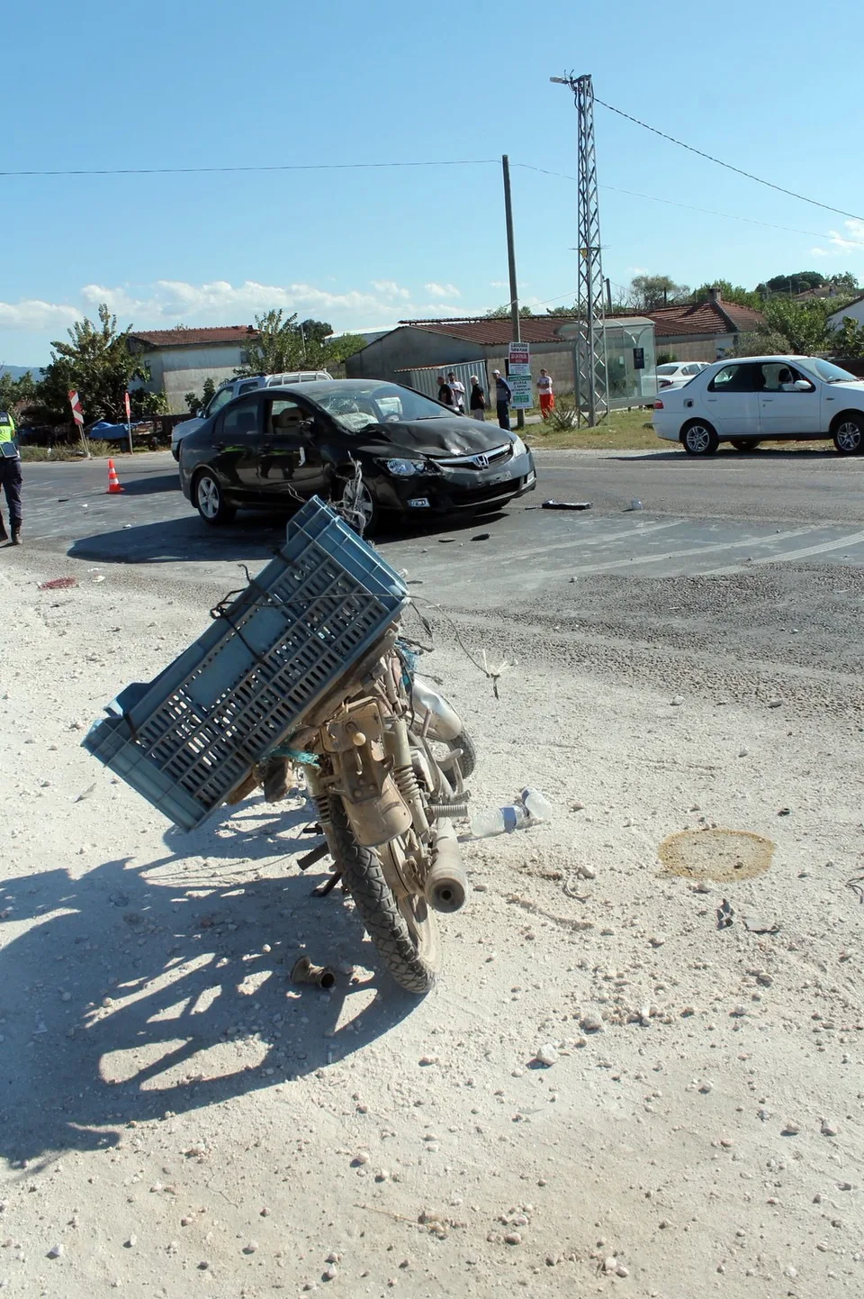 BALIKESİR'İN MANYAS İLÇESİNDE OTOMOBİLİN PLAKASIZ MOTOSİKLETE ÇARPMASI SONUCU MEYDANA GELEN TRAFİK KAZASINDA 65 YAŞINDAKİ MOTOSİKLET SÜRÜCÜSÜ HAYATINI KAYBETTİ.