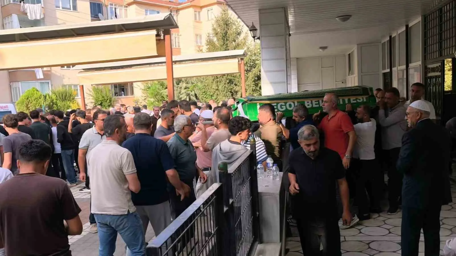 BURSA'NIN YENİŞEHİR İLÇESİNDE ALKOLLÜ TIR SÜRÜCÜSÜNÜN TERS ŞERİDE GİREREK MOTOSİKLETE ÇARPMASI SONUCU MEYDANA GELEN KAZADA 2 GENÇ HAYATINI KAYBETTİ. KAZADAN ÖNCE ALKOLLÜ TIR SÜRÜCÜSÜNÜN ZİKZAK ÇİZEREK İLERLEDİĞİ ANLARA AİT GÖRÜNTÜLER ORTAYA ÇIKTI. OLAY SONRASI GÖZALTINA ALINAN ALKOLLÜ TIR SÜRÜCÜSÜ, ÇIKARILDIĞI MAHKEMECE TUTUKLANARAK CEZAEVİNE GÖNDERİLDİ.