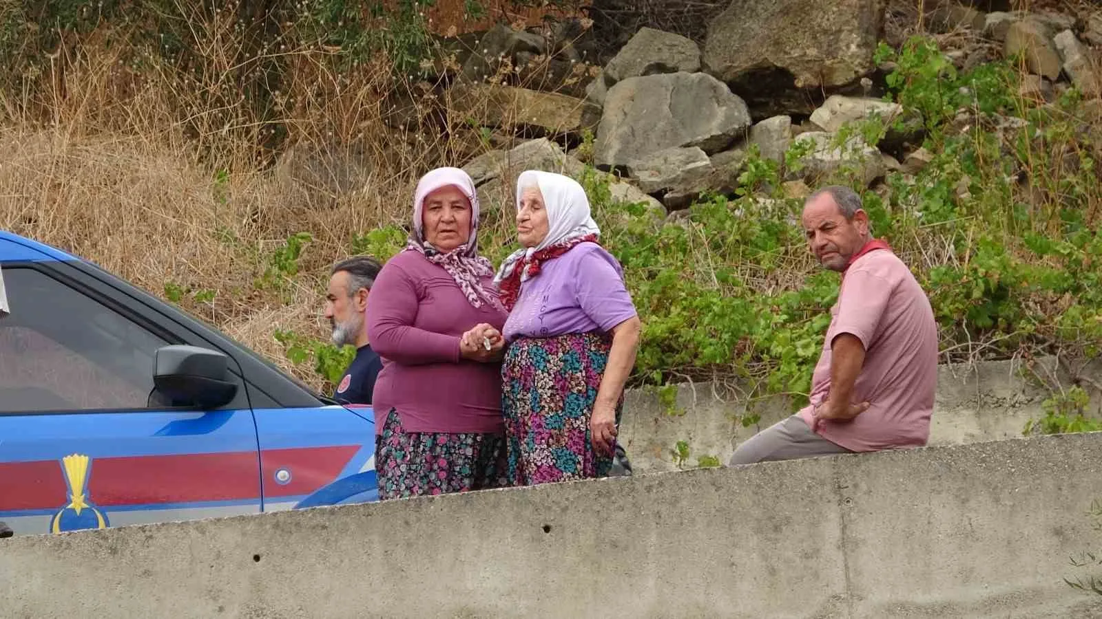 KAZA HABERİNİ ALAN İBRAHİM YAVUZ'UN YAKINLARI VE MAHALLE SAKİNLERİ OLAY YERİNE AKIN EDERKEN, İBRAHİM YAVUZ'UN ANNESİ, EŞİ VE KARDEŞLERİ GÖZYAŞLARINA BOĞULDU.