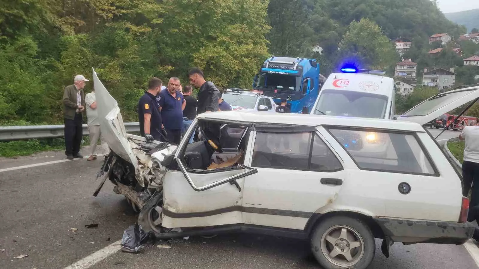 KASTAMONU’NUN İNEBOLU İLÇESİNDE HAFİF TİCARİ ARAÇ İLE OTOMOBİLİN ÇARPIŞMASI SONRASI CAMA SIKIŞAN YARALI, İTFAİYE EKİPLERİNCE KURTARILDI. KAZADA 1’İ BEBEK 7 KİŞİ YARALANDI.