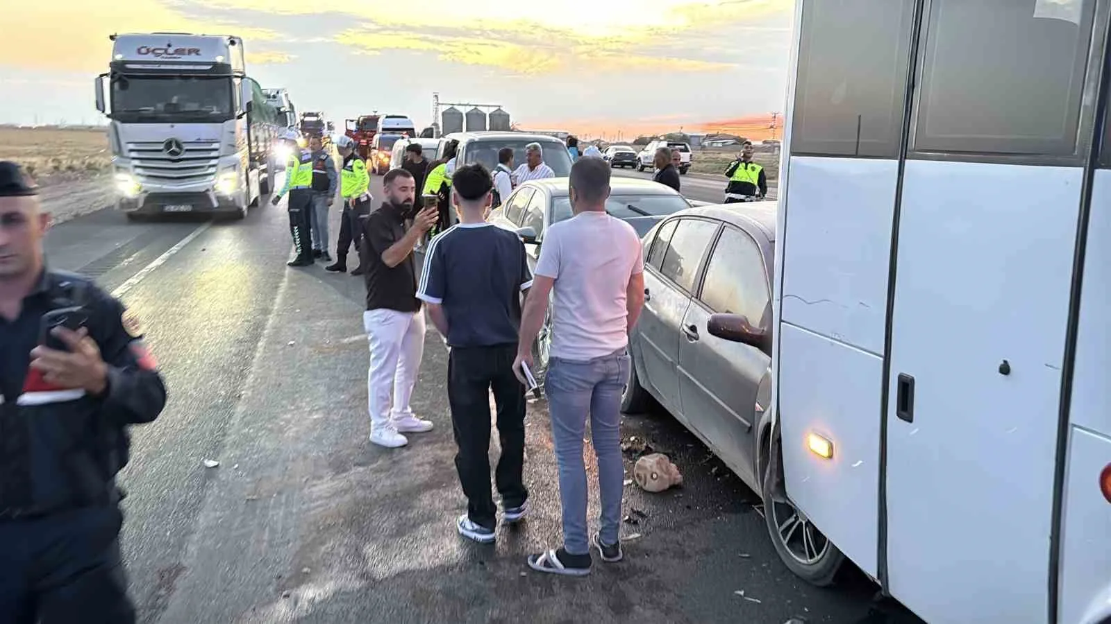 AKSARAY'DA ŞİDDETLİ KUM FIRTINASI NEDENİYLE 7 ARACIN KARIŞTIĞI ZİNCİRLEME TRAFİK KAZASINDA 16 KİŞİ YARALANDI.