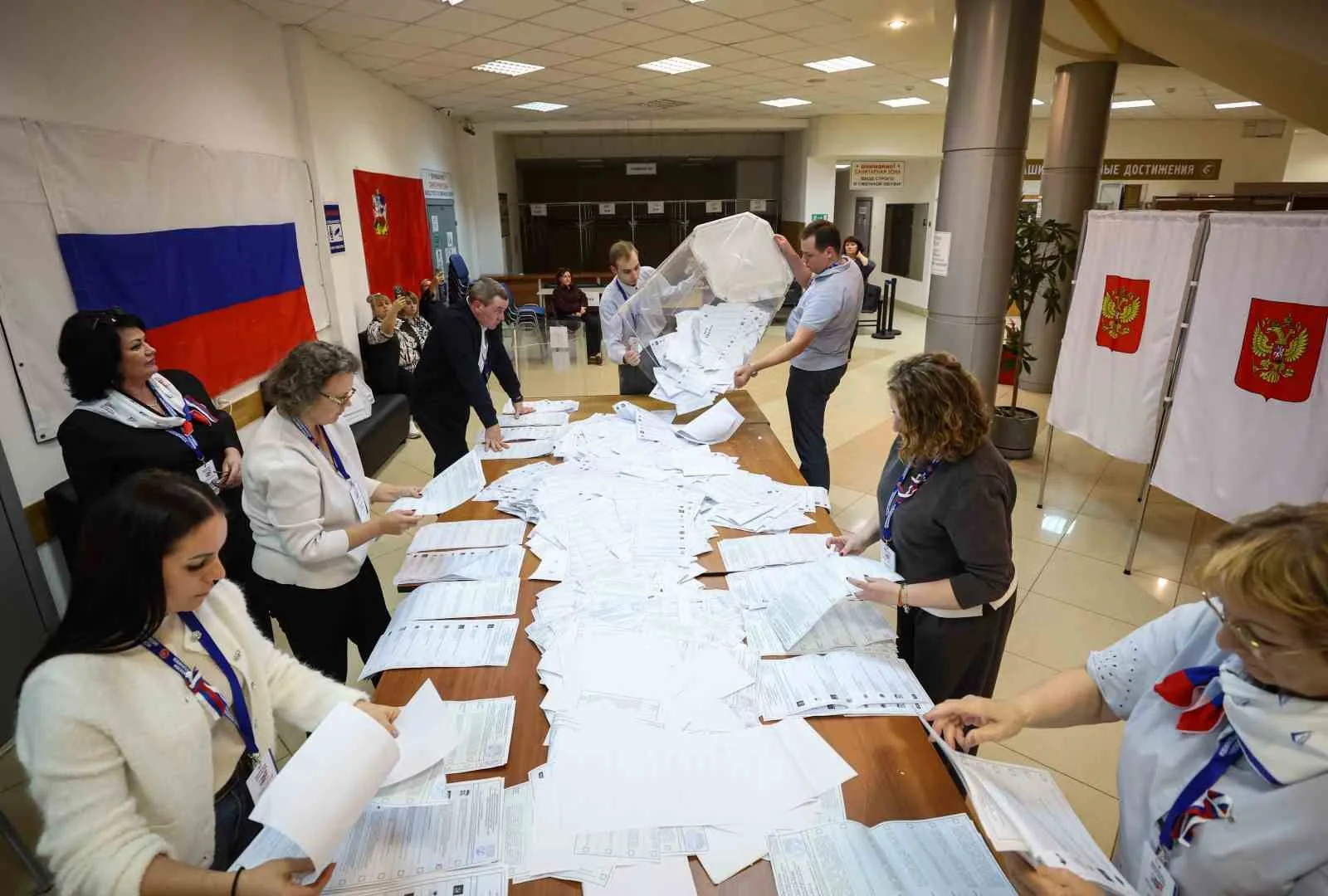 RUSYA’DA HALK, PARLAMENTONUN ALT MECLİSİ DEVLET DUMASI ÜYELERİNİ BELİRLEMEK SANDIK BAŞINA GİTTİ. UKRAYNA'DAKİ SAVAŞIN BAŞLADIĞI 2022 YILINDAN BU YANA PARLAMENTO SEÇİMLERİ İÇİN İLK KEZ SANDIK BAŞINA GİDEN RUSLAR, MECLİSTEKİ 450 VEKİLİN SEÇİMİ İÇİN OY KULLANDI.