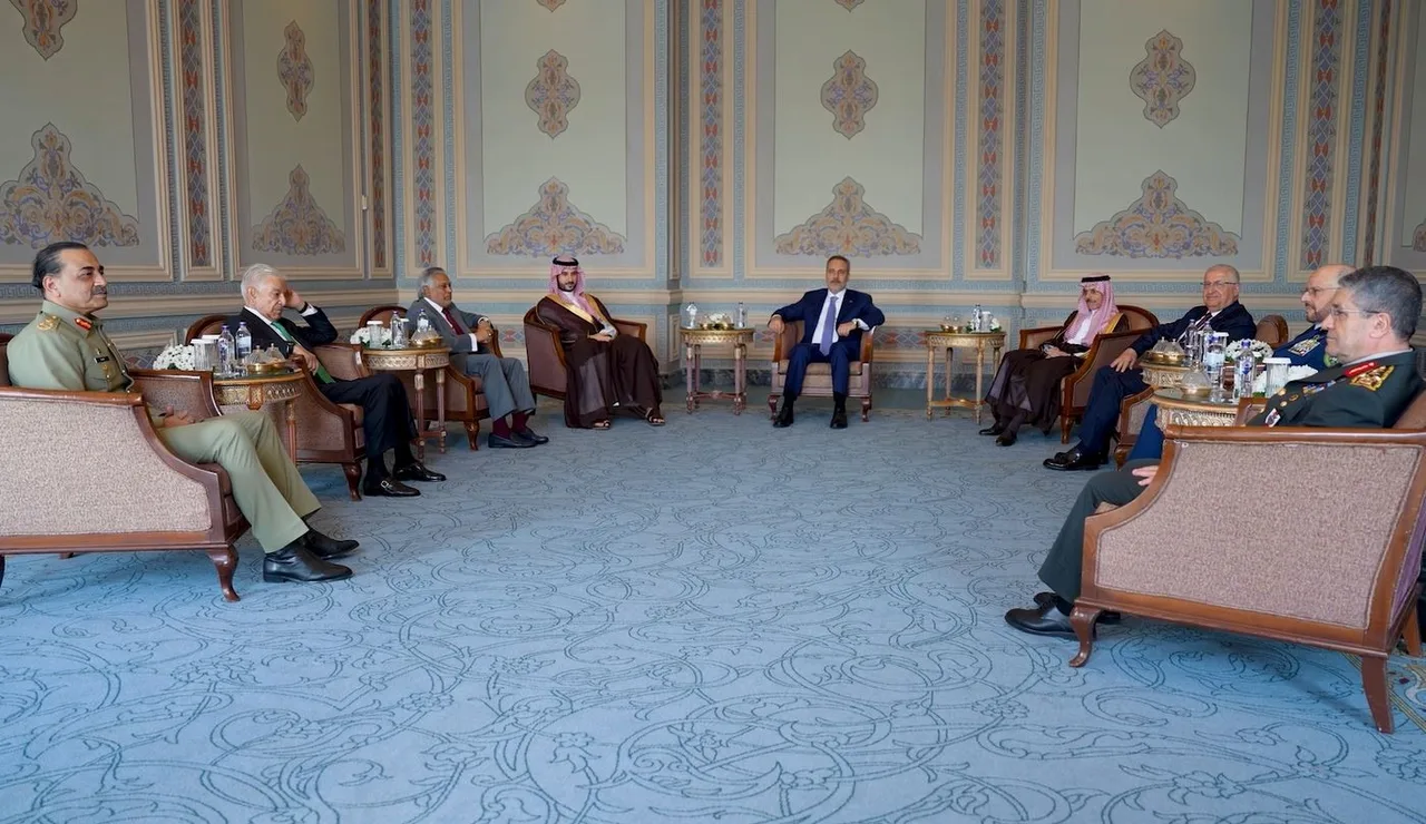 DIŞİŞLERİ BAKANI HAKAN FİDAN, MİLLİ SAVUNMA BAKANI YAŞAR GÜLER VE GENELKURMAY BAŞKANI ORGENERAL SELÇUK BAYRAKTAROĞLU İLE PAKİSTANLI VE SUUDİ ARABİSTANLI YETKİLİLER, MEKKE ORTAK SAVUNMA ANLAŞMASI KAPSAMINDA TESİS EDİLEN STRATEJİK SİYASİ VE SAVUNMA KOMİTESİ'NİN İLK TOPLANTISI ÖNCESİNDE SOHBET ETTİLER.