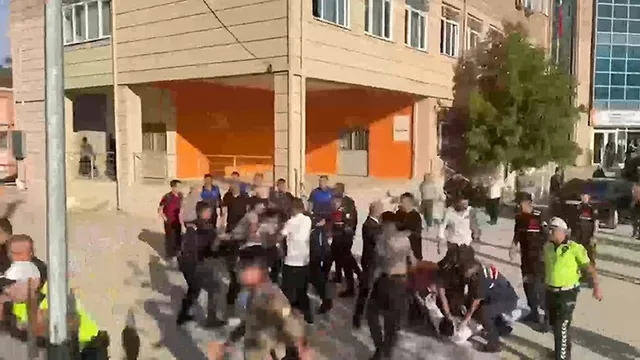 BİR ŞAHIS OKUL ÖNÜNDE HENÜZ BİLİNMEYEN BİR NEDENLE SİLAHLA ETRAFA RASTGELE ATEŞ AÇTI