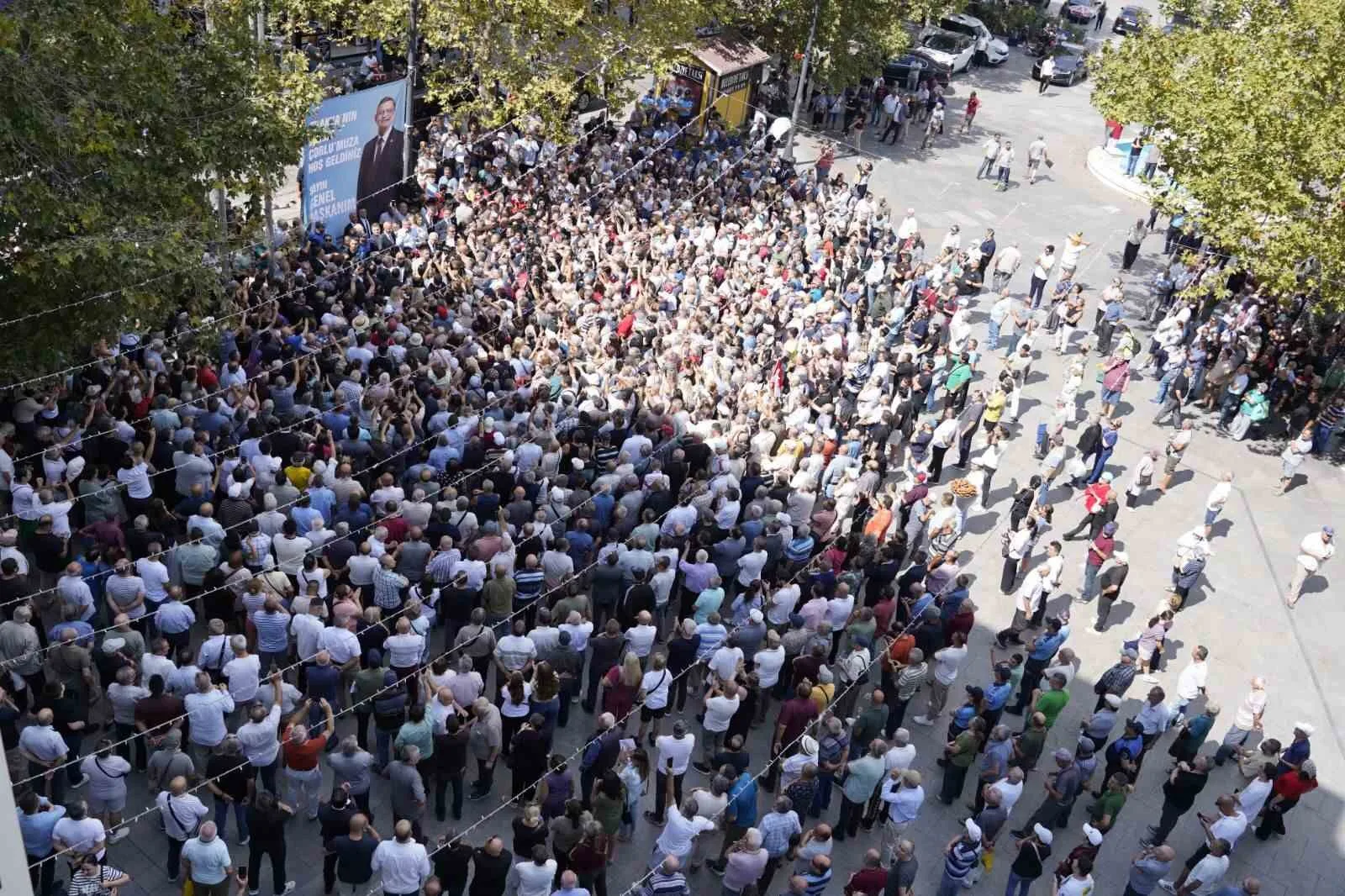 YENİ PARTİ GENEL BAŞKANI ÖZGÜR ÖZEL, TEKİRDAĞ’IN ÇORLU İLÇESİNDE DÜZENLENEN HALK BULUŞMASINDA VATANDAŞLARA SESLENDİ.