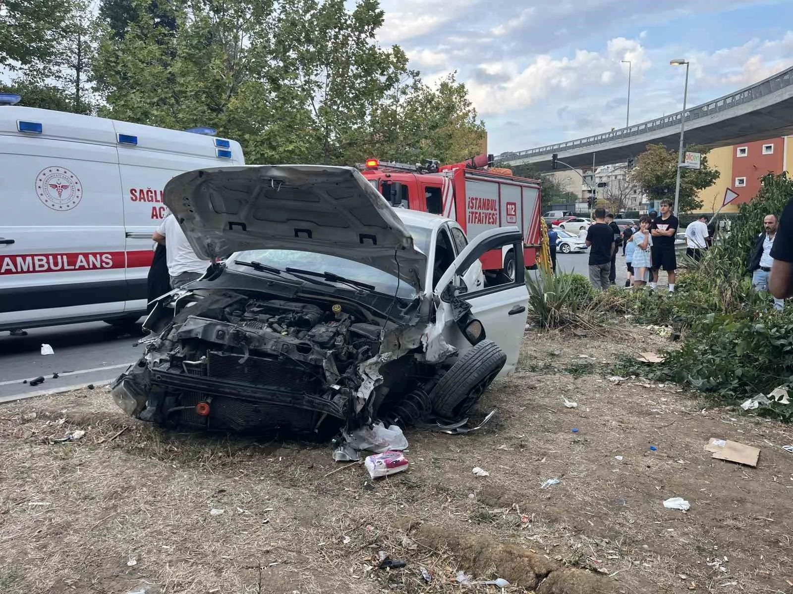İSTANBUL KÜÇÜKÇEKMECE’DE YOLA ÇIKAN BİSİKLETLİYE ÇARPMAMAK İÇİN SÜRÜCÜNÜN DİREKSİYONU KIRMASI İLE BARİYERLERE ÇARPAN OTOMOBİL REFÜJE ÇIKTI. KAZADA ARAÇTA BULUNAN 4 KİŞİ YARALANDI.