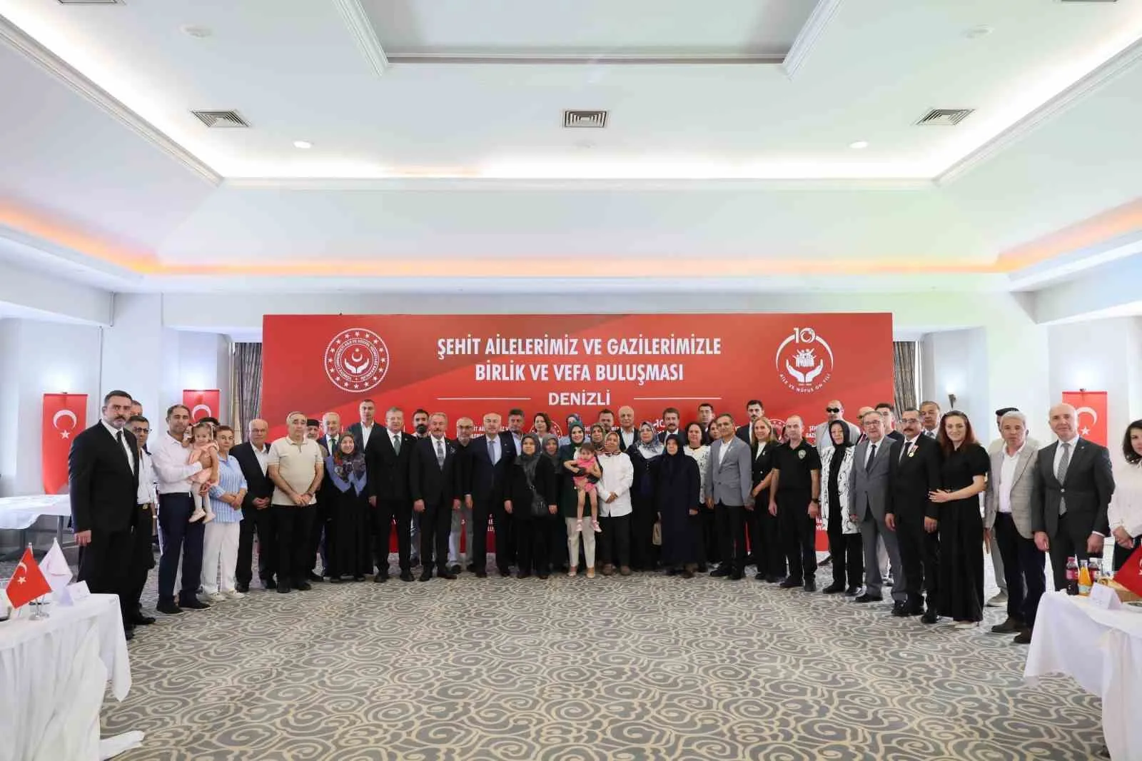 BAKAN GÖKTAŞ, BİR DİZİ PROGRAM İÇİN BULUNDUĞU DENİZLİ’DE DÜZENLENEN "ŞEHİT AİLELERİMİZ VE GAZİLERİMİZLE BİRLİK VE VEFA BULUŞMASI" PROGRAMINDA ŞEHİT AİLELERİ VE GAZİLERLE BİR ARAYA GELMEKTEN BÜYÜK MUTLULUK DUYDUĞUNU BELİRTEREK, CUMHURBAŞKANI RECEP TAYYİP ERDOĞAN’IN SELAMLARINI İLETTİ.