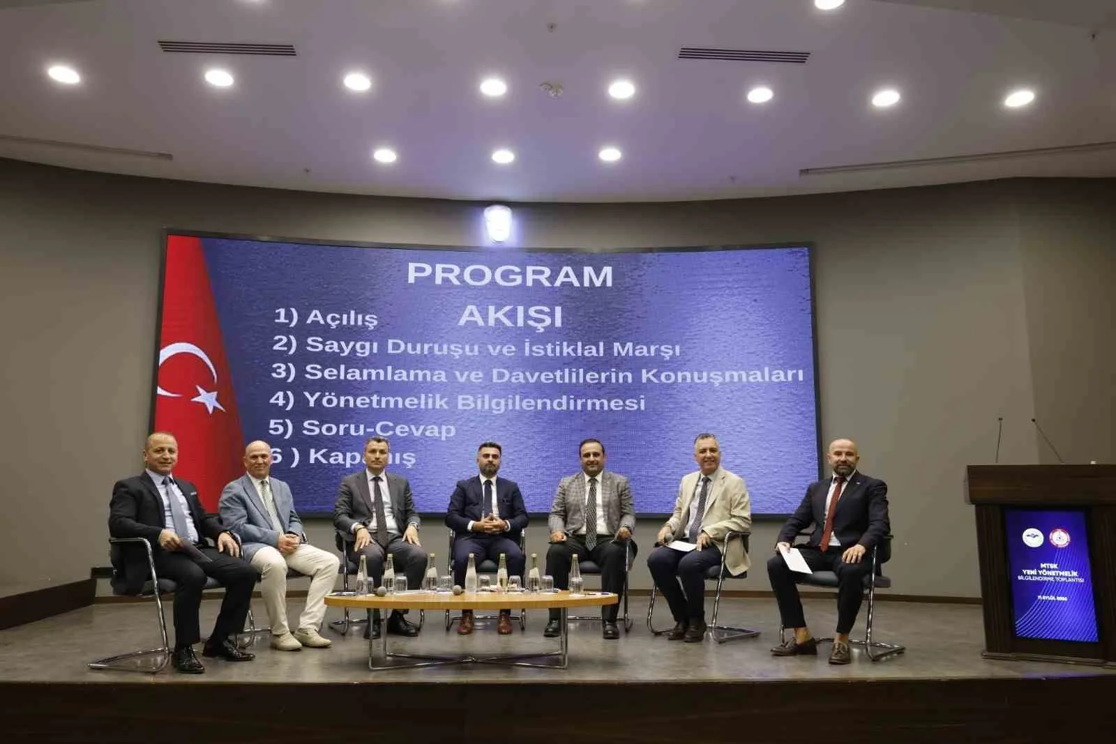 MEB YETKİLİLERİNİN KATILIMIYLA, İZMİR'DE SÜRÜCÜ KURSLARI YETKİLİLERİNE YENİ EHLİYET SINAV SİSTEMİNİN NASIL UYGULANACAĞINI VE SİSTEME GEÇİŞ TARİHİ HAKKINDA BİLGİLENDİRME YAPILDI