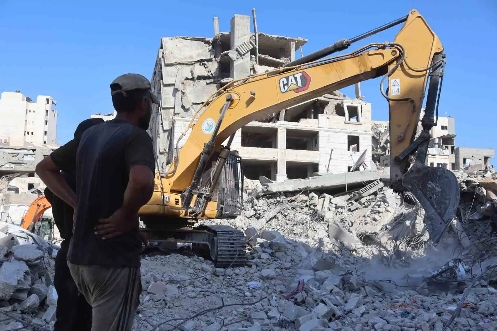GAZZE'DE DÜN ÇÖKEN 7 KATLI BİNANIN ENKAZINDA ARAMA-KURTARMA ÇALIŞMALARI İKİNCİ GÜNDE DEVAM EDERKEN, ÇALIŞMALAR SONUCUNDA ŞU ANA KADAR 45 KİŞİ ENKAZDAN SAĞ KURTARILDI.