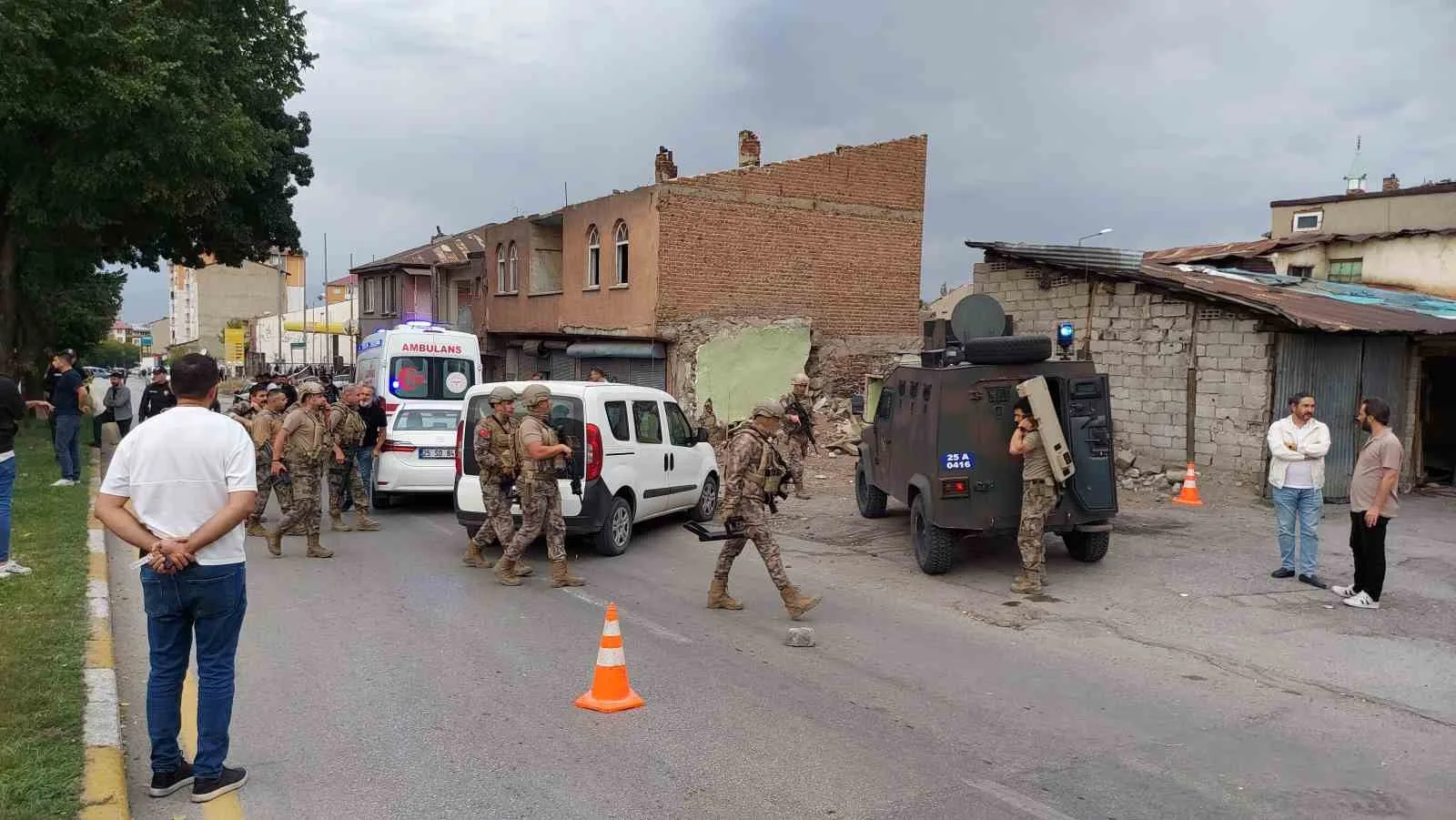 ERZURUM’DA HUSUMETLİ İKİ AİLE SİLAHLA ÇATIŞI: 1 POLİS MEMUR YARALANDI