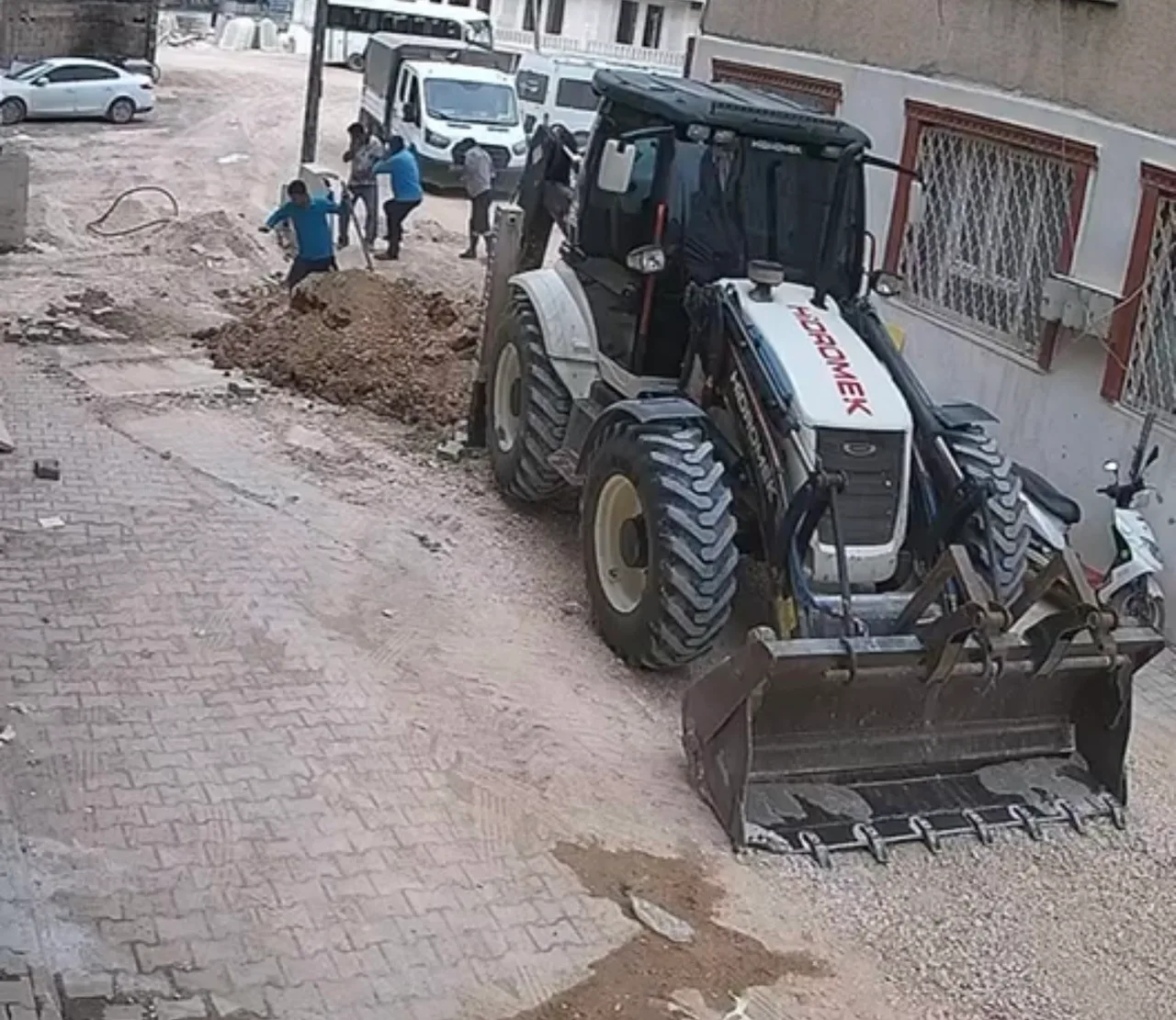 ADIYAMAN’DA ALTYAPI ÇALIŞMASI SIRASINDA DOĞALGAZ BORUSUNUN PATLAMASIYLA PANİĞE KAPILAN İŞÇİLERİN KAÇIŞ ANLARI GÜVENLİK KAMERALARINA YANSIDI.
