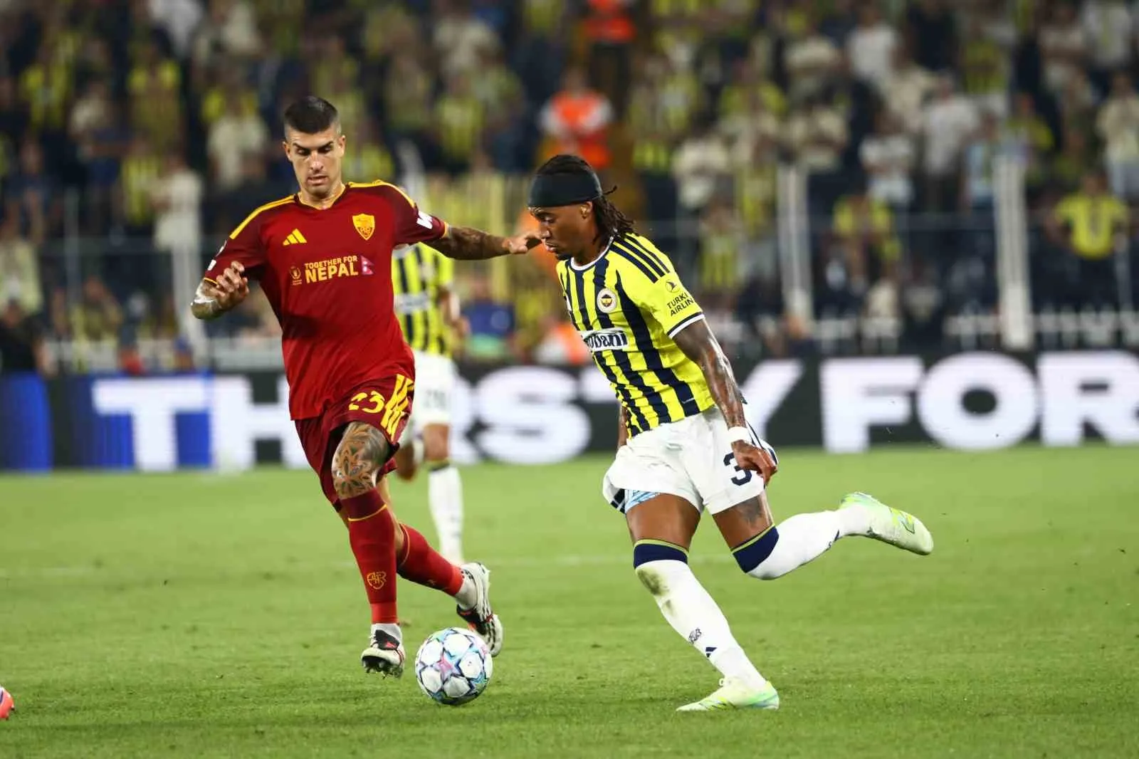 UEFA ŞAMPİYONLAR LİGİ İLK HAFTASINDA FENERBAHÇE, EVİNDE İTALYAN EKİBİ ROMA’YI AĞIRLIYOR. MÜCADELENİN İLK DEVRESİ KONUK TAKIMIN 1-0'LIK ÜSTÜNLÜĞÜYLE SONA ERDİ.
