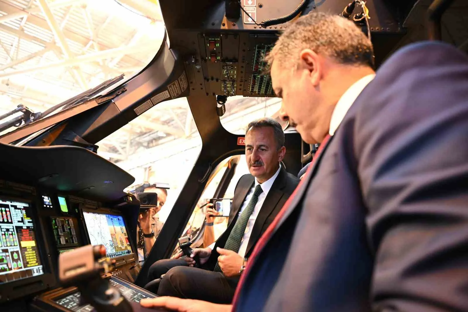 CUMHURBAŞKANLIĞI SAVUNMA SANAYİİ BAŞKANI HALUK GÖRGÜN, VE İÇİŞLERİ BAKANI MUSTAFA ÇİFTÇİ, T625 GÖKBEY GENEL MAKSAT HELİKOPTERİ’Nİ İNCELEDİ
