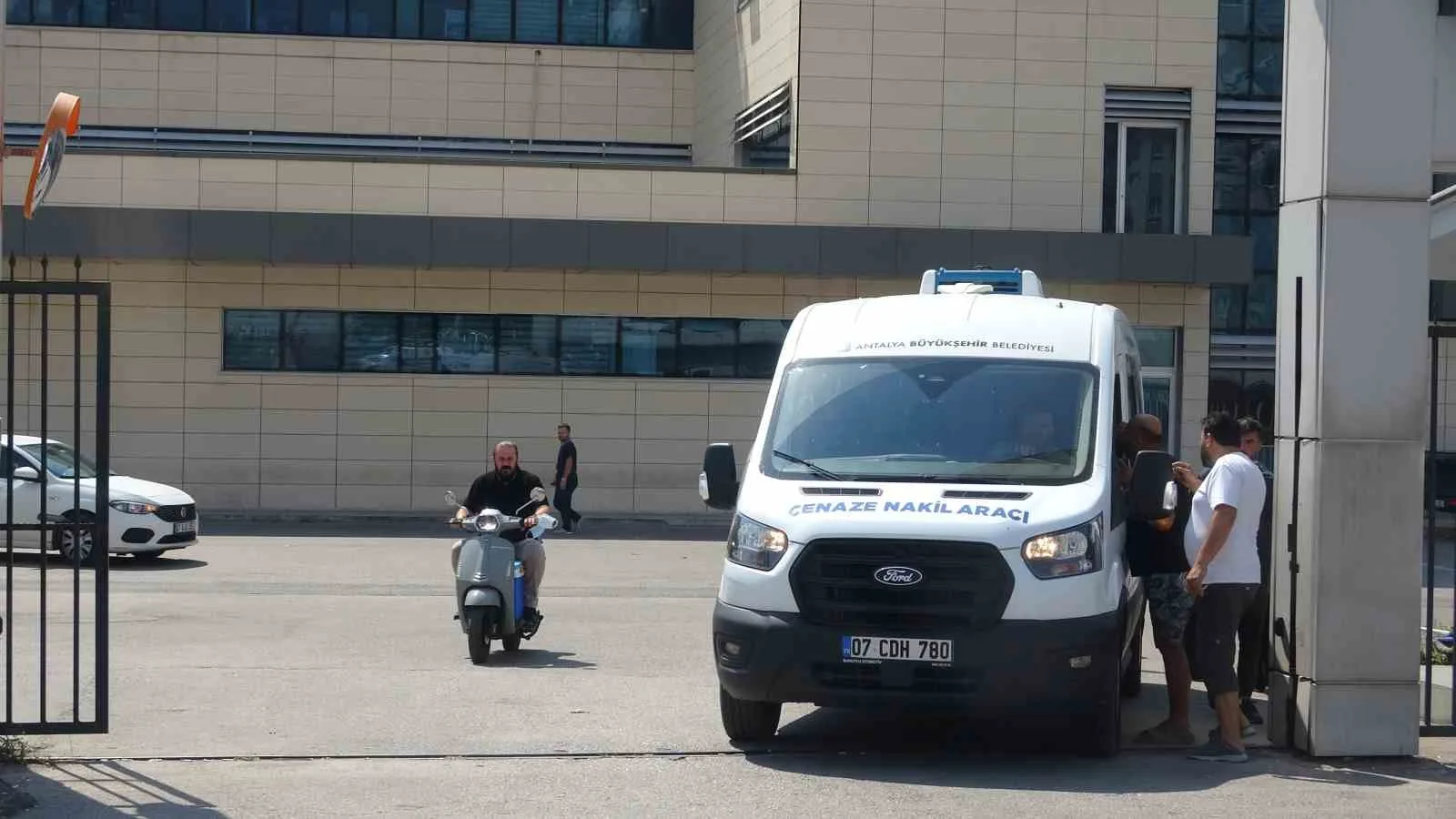 AHSENGÜL İNCE'NİN CENAZESİ ANTALYA ADLİ TIP KURUMU MORGUNDAN YAKINLARI TARAFINDAN GÖZYAŞLARI İÇERİSİNDE TESLİM ALINDI.