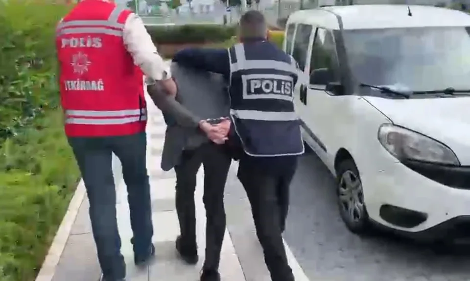ŞÜPHELİLERİN İKNA ETTİKLERİ KİŞİLERİ, KURDUKLARI SAHTE VE CASUS NİTELİKLİ MOBİL UYGULAMALARA ÜYE YAPTIKLARI TESPİT EDİLDİ. UYGULAMALARDA GERÇEK YATIRIM PLATFORMLARINI ANDIRAN ALDATICI ARA YÜZLER, KAZANÇ GÖSTEREN GRAFİKLER VE ÇEŞİTLİ HİLELİ TEMALAR KULLANILDIĞI ORTAYA ÇIKTI.
