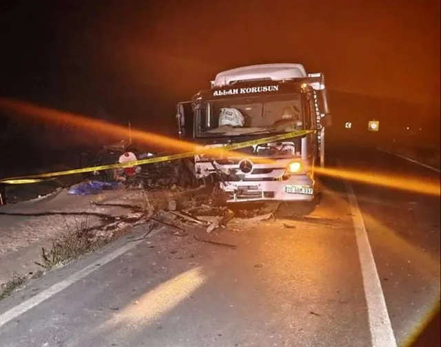 KONYA'NIN YALIHÜYÜK İLÇESİNDE, MEYDANA GELEN TRAFİK KAZASINDA OTOMOBİL İLE KAMYON KAFA KAFAYA ÇARPIŞTI. KAZADA 16 YAŞINDAKİ GENÇ HAYATINI KAYBEDERKEN, OTOMOBİL SÜRÜCÜSÜ AĞIR YARALANDI.