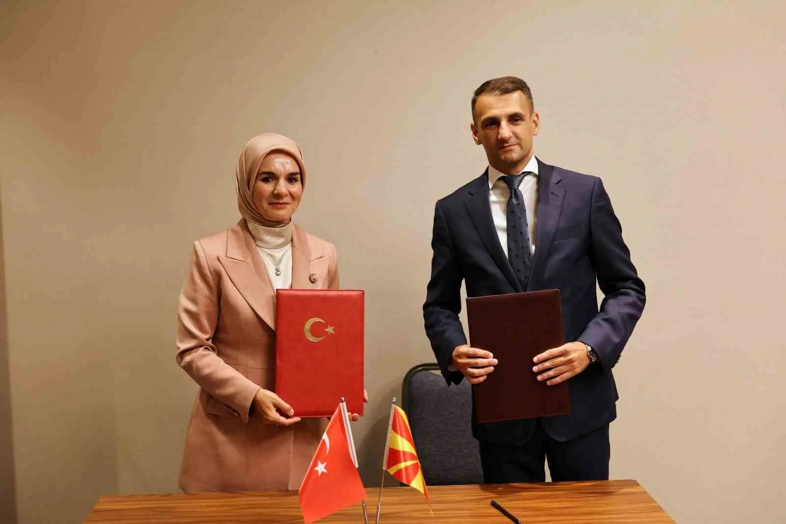 AİLE VE SOSYAL HİZMETLER BAKANI MAHİNUR ÖZDEMİR GÖKTAŞ VE SOSYAL POLİTİKA, DEMOGRAFİ VE GENÇLİK BAKANI GJOKO VELKOVKSKİ SOSYAL HİZMETLER ALANINDA İŞBİRLİĞİ MUTABAKAT ZAPTINI İMZALADI