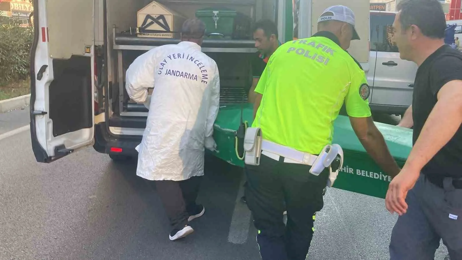 MERSİN'İN ERDEMLİ İLÇESİNDE TIR İLE ÇARPIŞIP SAVRULARAK KAMYONETE VURAN MOTOSİKLETİN SÜRÜCÜSÜ HAYATINI KAYBETTİ, ARKADA OTURAN OĞLU İSE YARALANDI. KAZA ANI İSE GÜVENLİK KAMERASINA YANSIDI.