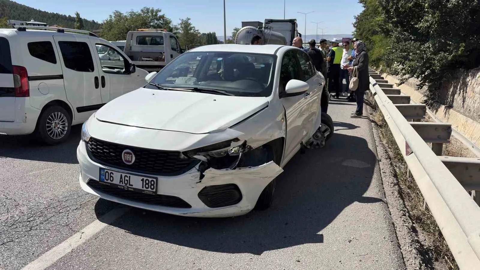 ÇORUM'DA İKİ OTOMOBİL İLE BİR CİPİN KARIŞTIĞI ZİNCİRLEME TRAFİK KAZASINDA 5 KİŞİ YARALANDI. KAZA NEDENİYLE SAMSUN-ÇORUM KARA YOLUNDA UZUN ARAÇ KUYRUKLARI OLUŞTU.