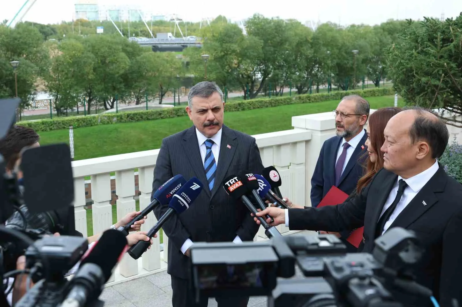BAKAN ÇİFTÇİ, "TOPLANTIDA ÖZELLİKLE SINIR AŞAN SUÇLAR, YENİ NESİL SUÇ ÖRGÜTLERİ, TERÖR VE UYUŞTURUCU ŞEBEKELERİ, DÜZENSİZ GÖÇ, YASA DIŞI BAHİS VE KUMARLA İLGİLİ KONULARI DEĞERLENDİRDİK, İŞ BİRLİĞİ ALANLARINI ELE ALDIK" DEDİ.