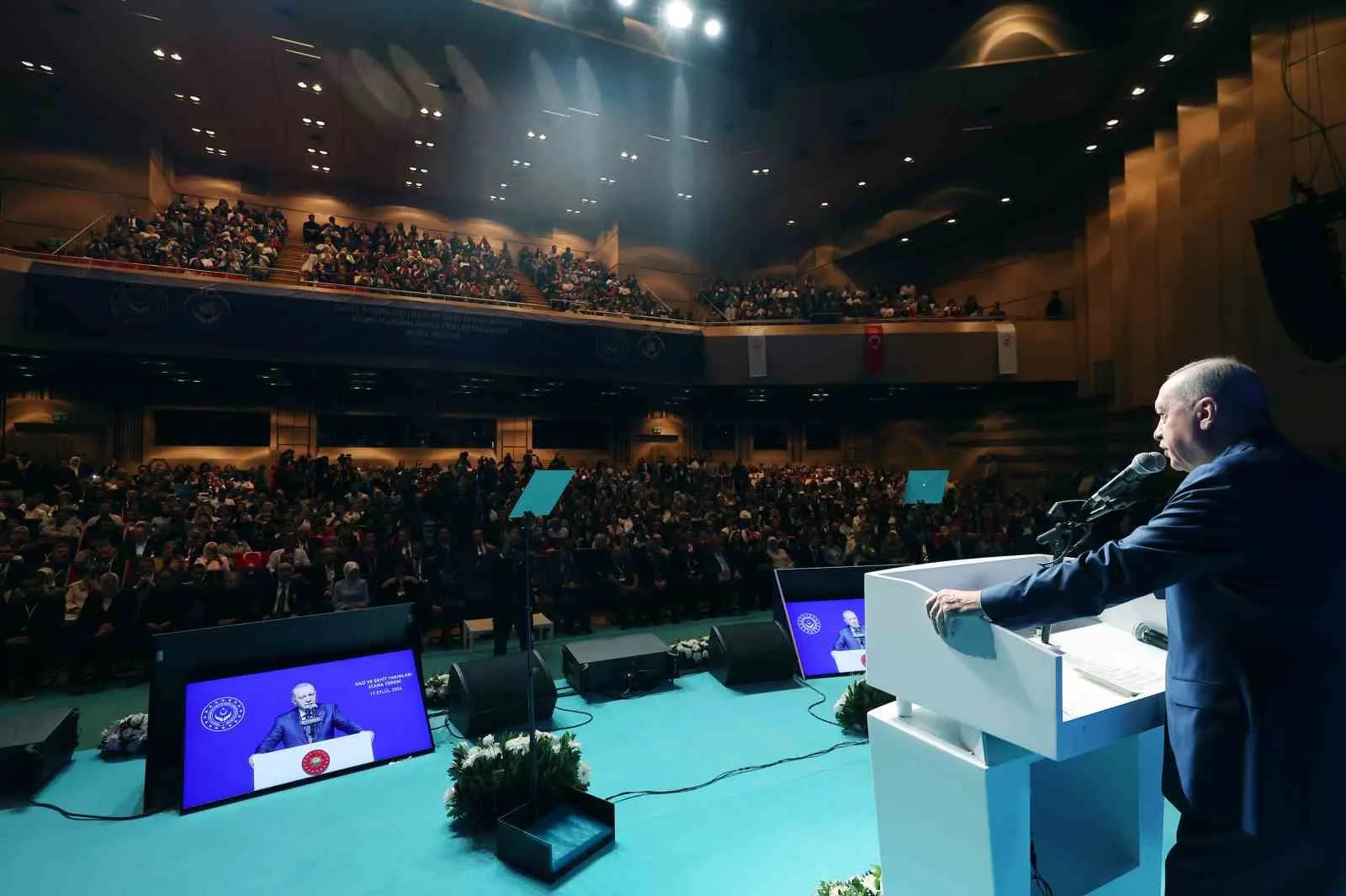 CUMHURBAŞKANI RECEP TAYYİP ERDOĞAN, İSTANBUL'DA DÜZENLENEN "ŞEHİT YAKINLARI, GAZİ VE GAZİ YAKINLARIMIZIN KAMU KURUMLARINA YERLEŞTİRİLMESİ KURA TÖRENİ"NDE KONUŞTU.