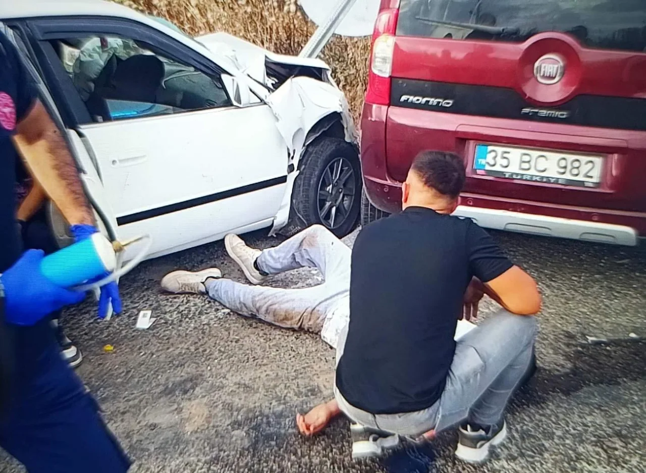 YARALILAR, SAĞLIK EKİPLERİ TARAFINDAN OLAY YERİNDE YAPILAN İLK MÜDAHALELERİNİN ARDINDAN AMBULANSLARLA ÇEVREDEKİ HASTANELERE KALDIRILDI.