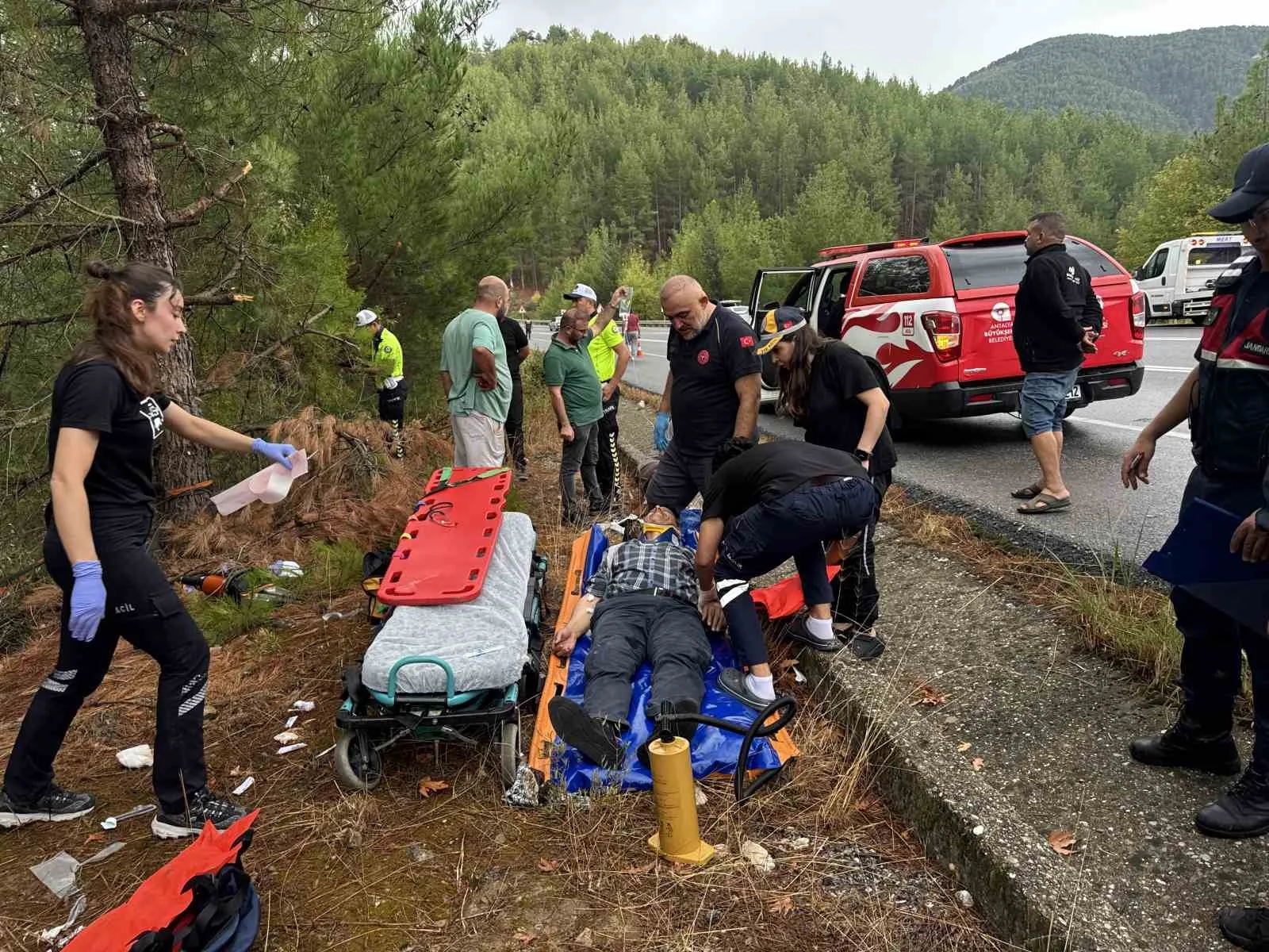 ANTALYA’NIN AKSEKİ İLÇESİNDE YAĞIŞ NEDENİYLE KONTROLDEN ÇIKAN KAMYONETİN YOL KENARINDAKİ AĞAÇLARA ÇARPMASI SONUCU MEYDANA GELEN KAZADA 1 KİŞİ HAYATINI KAYBETTİ, 3 KİŞİ YARALANDI.