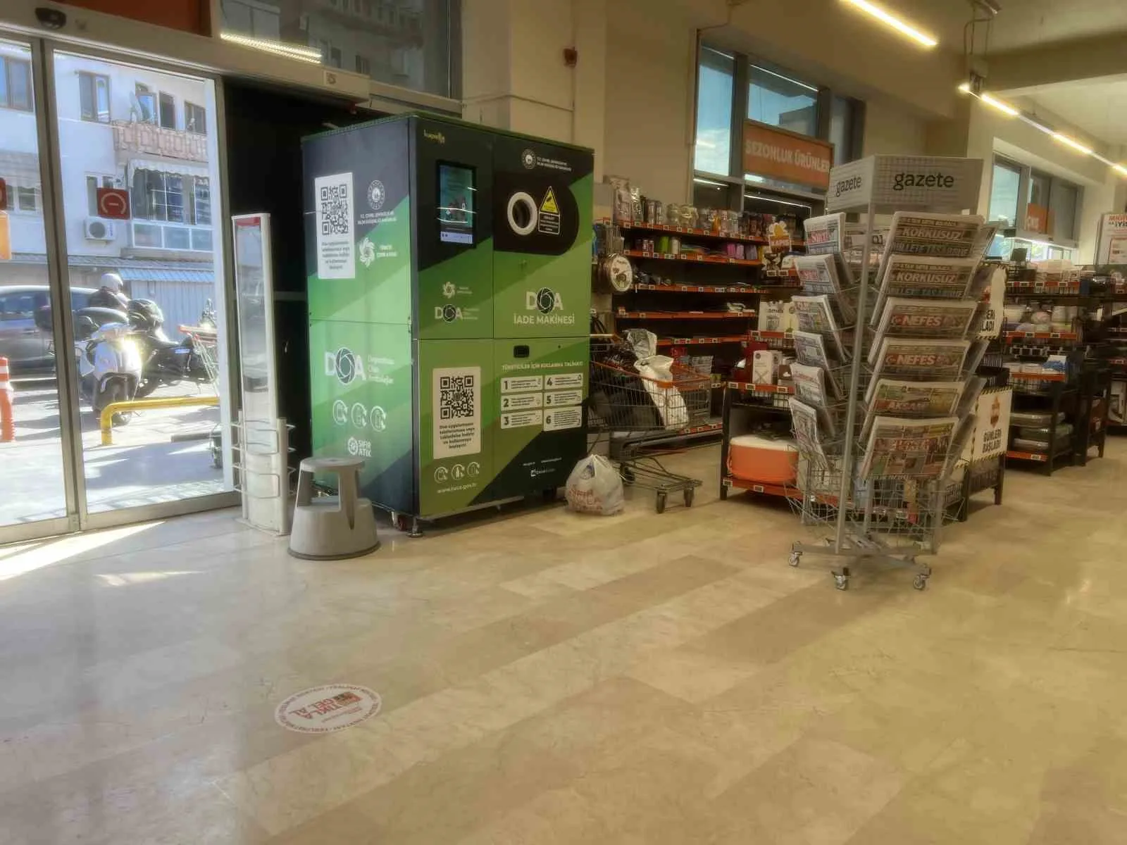 BURSA’DA GERİ DÖNÜŞÜM İADESİ YAPMAK İÇİN DOA MAKİNESİNE GELEN 66 YAŞINDAKİ MEHMET KELEŞ, İŞLEM SIRASINDA KALP KRİZİ GEÇİREREK HAYATINI KAYBETTİ.