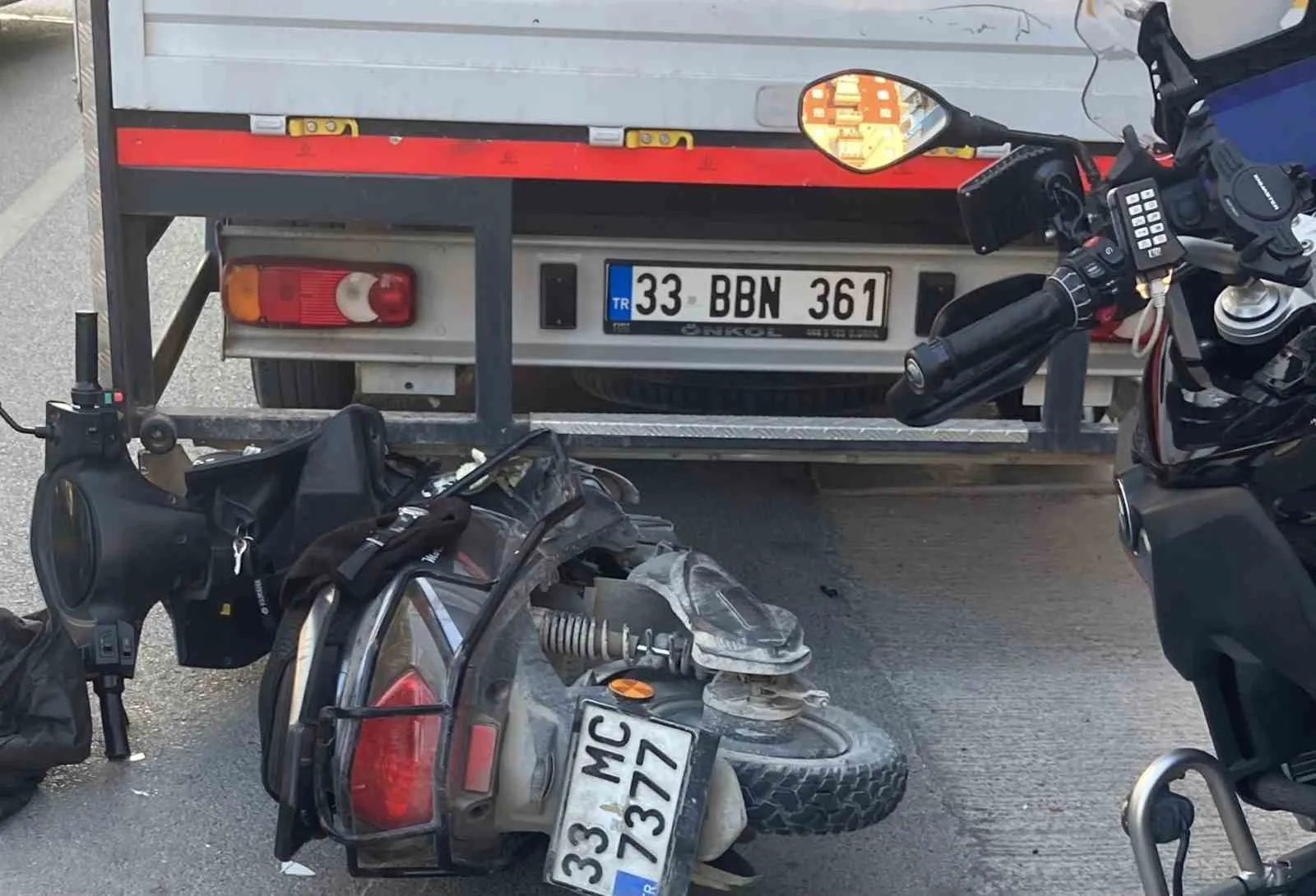 MERSİN'İN ERDEMLİ İLÇESİNDE TIR İLE ÇARPIŞIP SAVRULARAK KAMYONETE VURAN MOTOSİKLETİN SÜRÜCÜSÜ HAYATINI KAYBETTİ, ARKADA OTURAN OĞLU İSE YARALANDI. KAZA ANI İSE GÜVENLİK KAMERASINA YANSIDI.