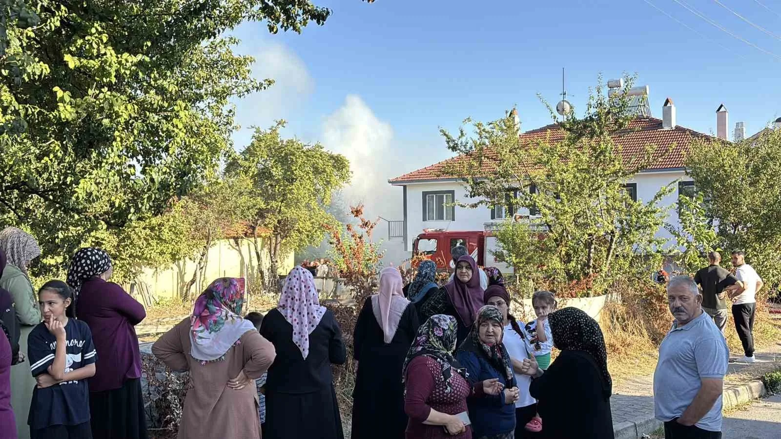 BOLU’DA SAĞLIK MAHALLESİ’NDE BİR EVİN BAHÇESİNDE BULUNAN KURU OTLARIN TUTUŞMASI NETİCESİNDE MEYDANA GELEN YANGINDA ODUNLUK VE 3 EV ZARAR GÖRDÜ.