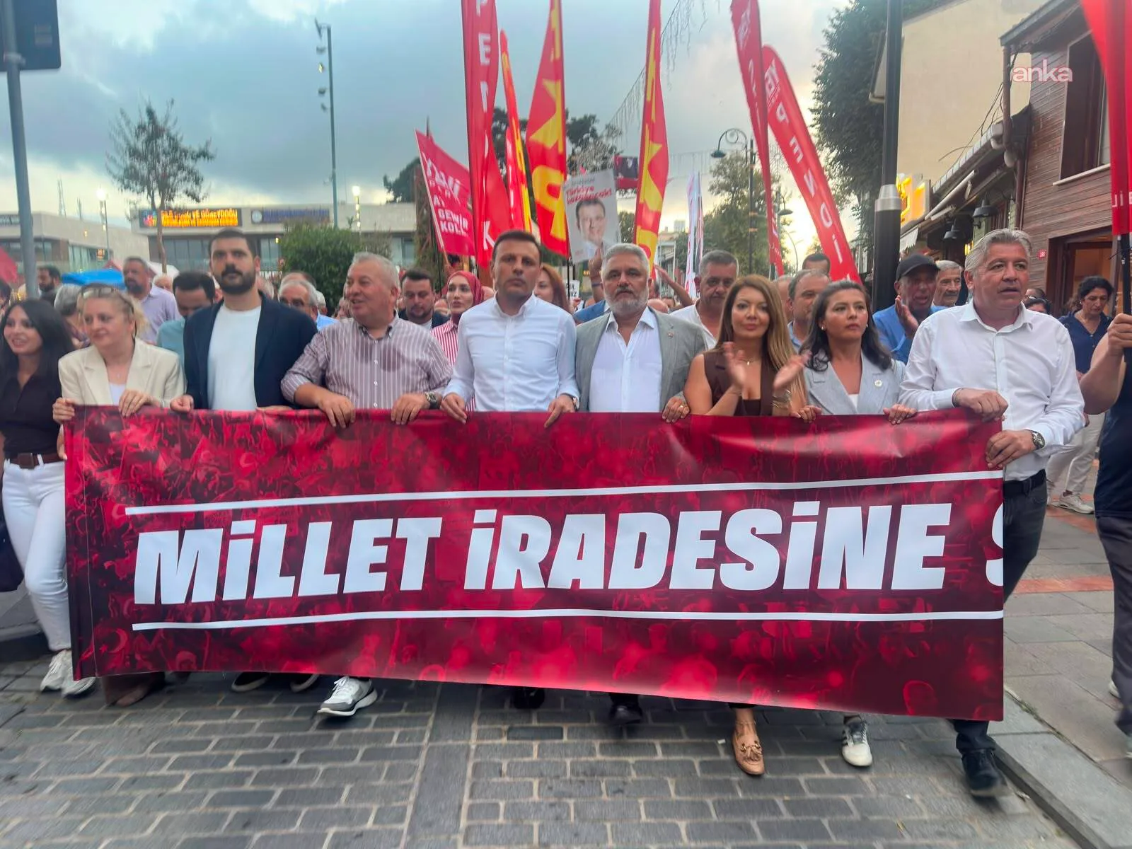 Sacit Terzi'nin AK Parti'ye geçişi Şile'de protesto edildi — fotoğraf 2